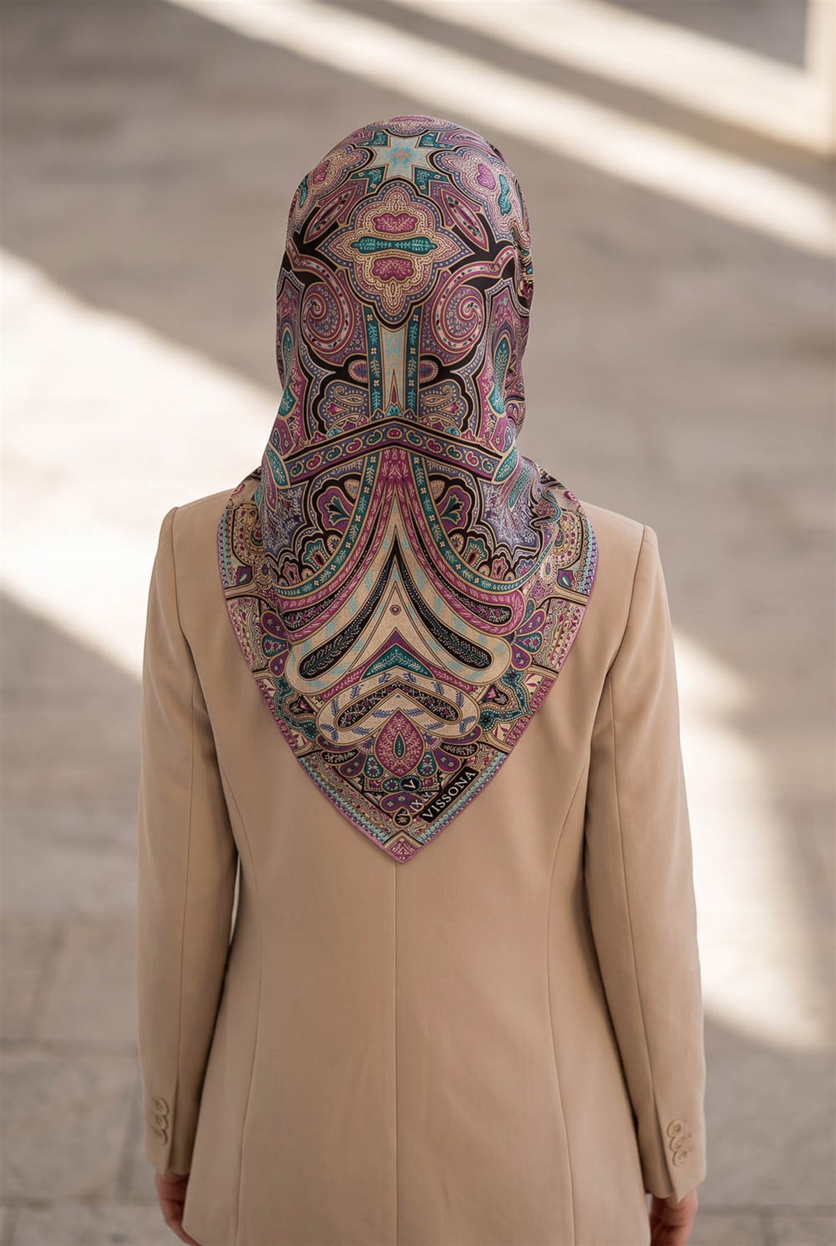 100% Twill İpek Etnik Desenli Pembe Renkli 90x90 Dikim Şekli : El Dikişi Eşarp