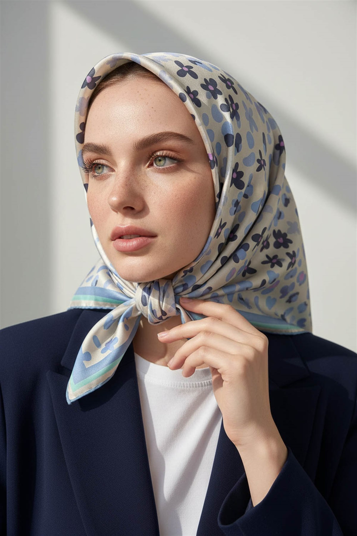 %100 Twill İpek Kalpli Leopar Desenli Buz Mavisi - Gri Renkli 90x90 Eşarp Dikim Şekli : El Dikişi