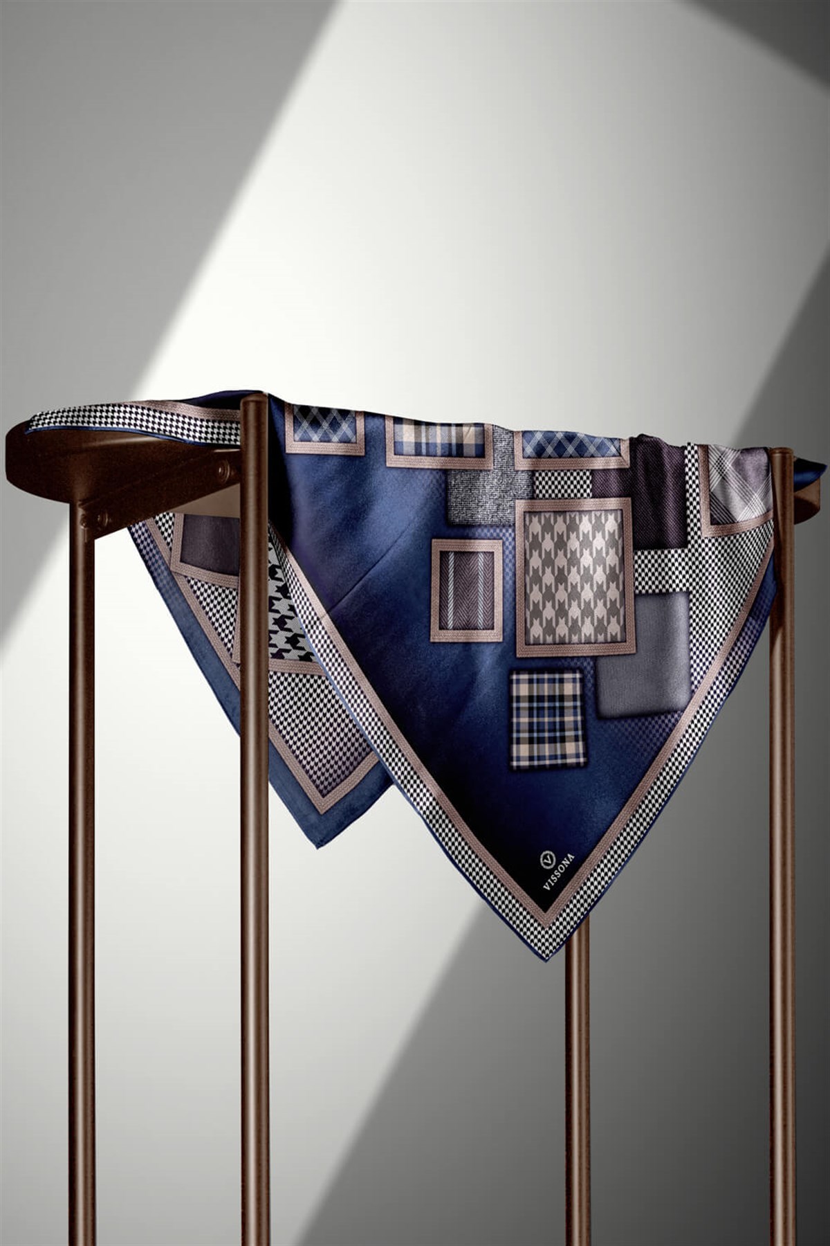 %100 Twill İpek Kazakayaklı Ve Ekose Desenli İndigo - Krem Renkli 90x90 Eşarp Dikim Şekli : El Dikişi