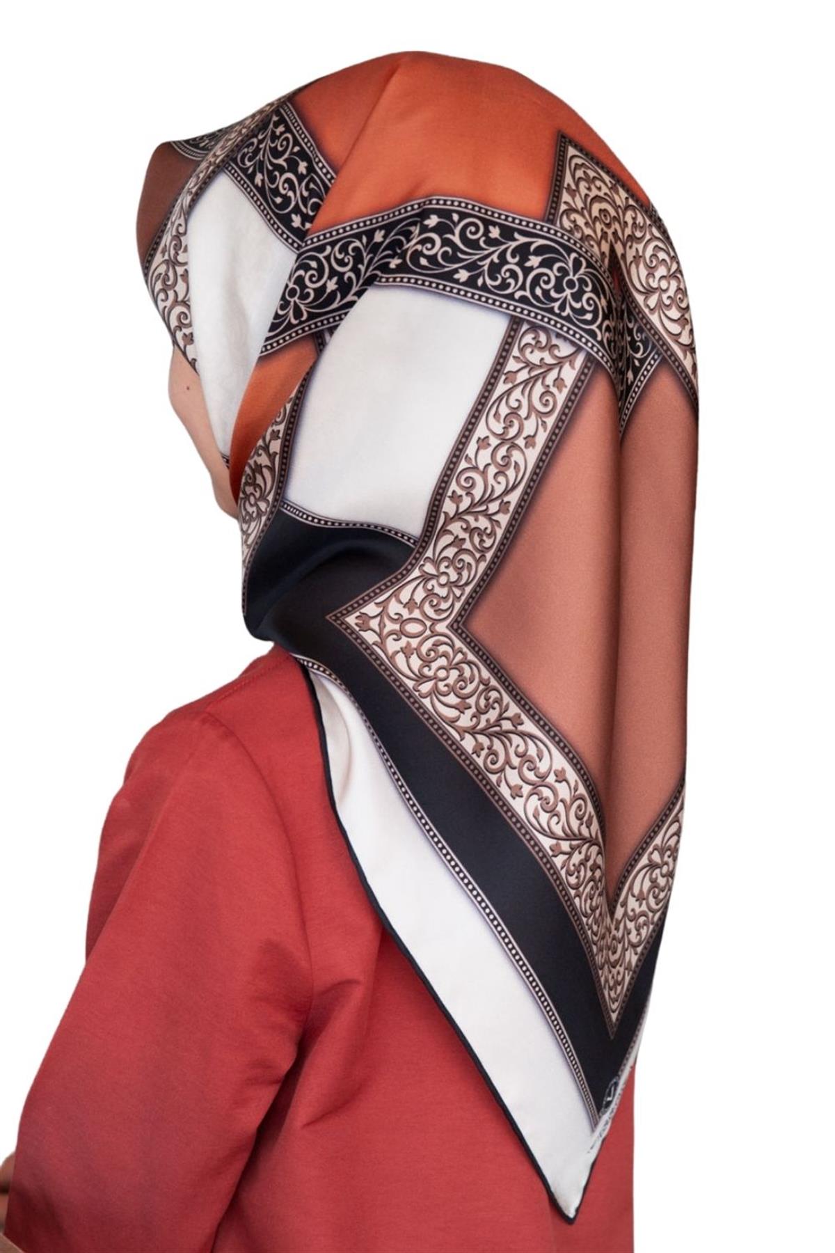 %100 Twill İpek Geometrik Desenli Siyah - Taba Renkli 90x90 Eşarp Dikim Şekli : El Dikişi