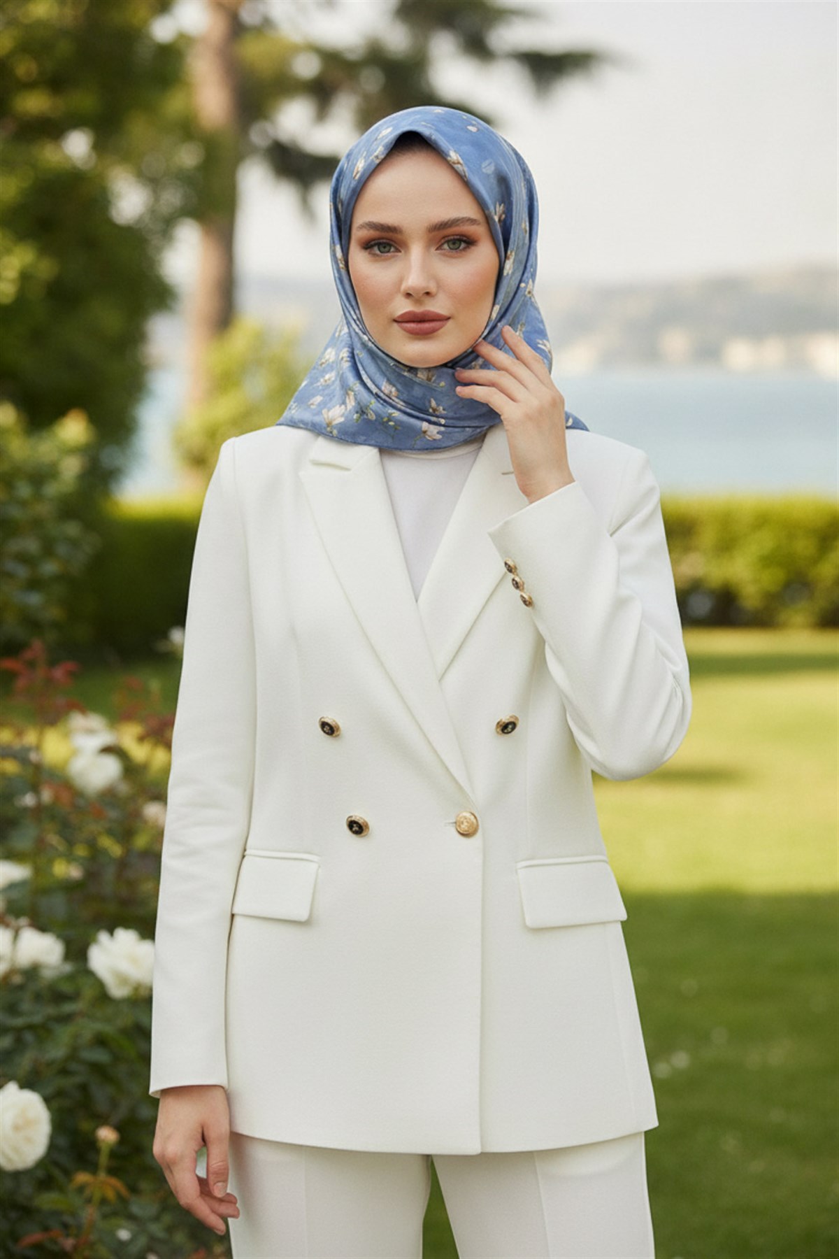%100 Twill İpek Çiçek Desenli Bebe Mavisi Renkli 90x90 Eşarp Dikim Şekli : El Dikişi