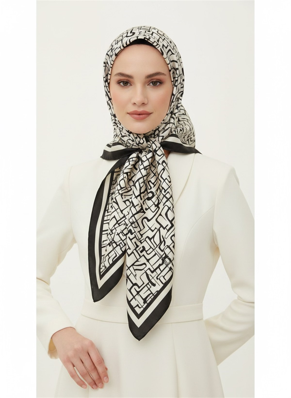 %100 Twill İpek Soyut Geometrik Desenli Krem - Siyah Renkli 90x90 Eşarp Dikim Şekli : El Dikişi