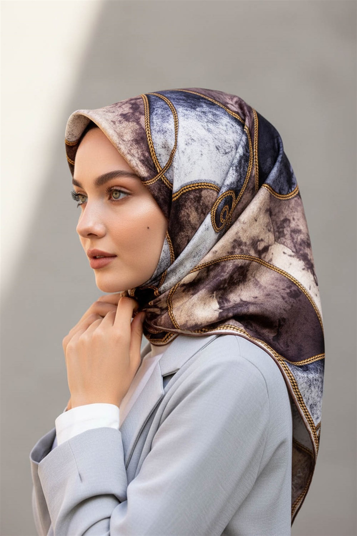 %100 Twill İpek Zincirli Mermer Desenli Bej - Gri Renkli 90x90 Eşarp Dikim Şekli : El Dikişi