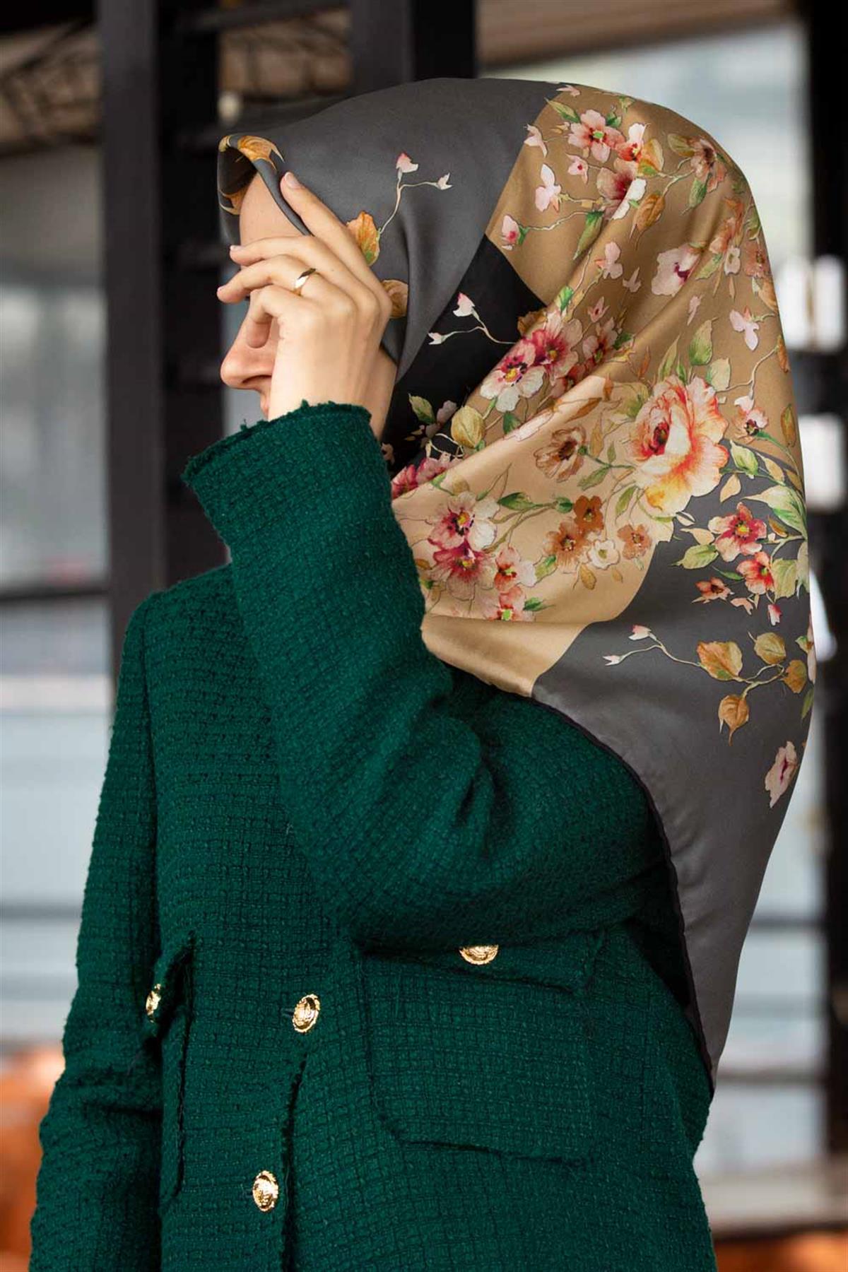 %100 Twill İpek Geometrik Ve Çiçek Desenli Siyah Renkli 90x90 Eşarp Dikim Şekli : El Dikişi