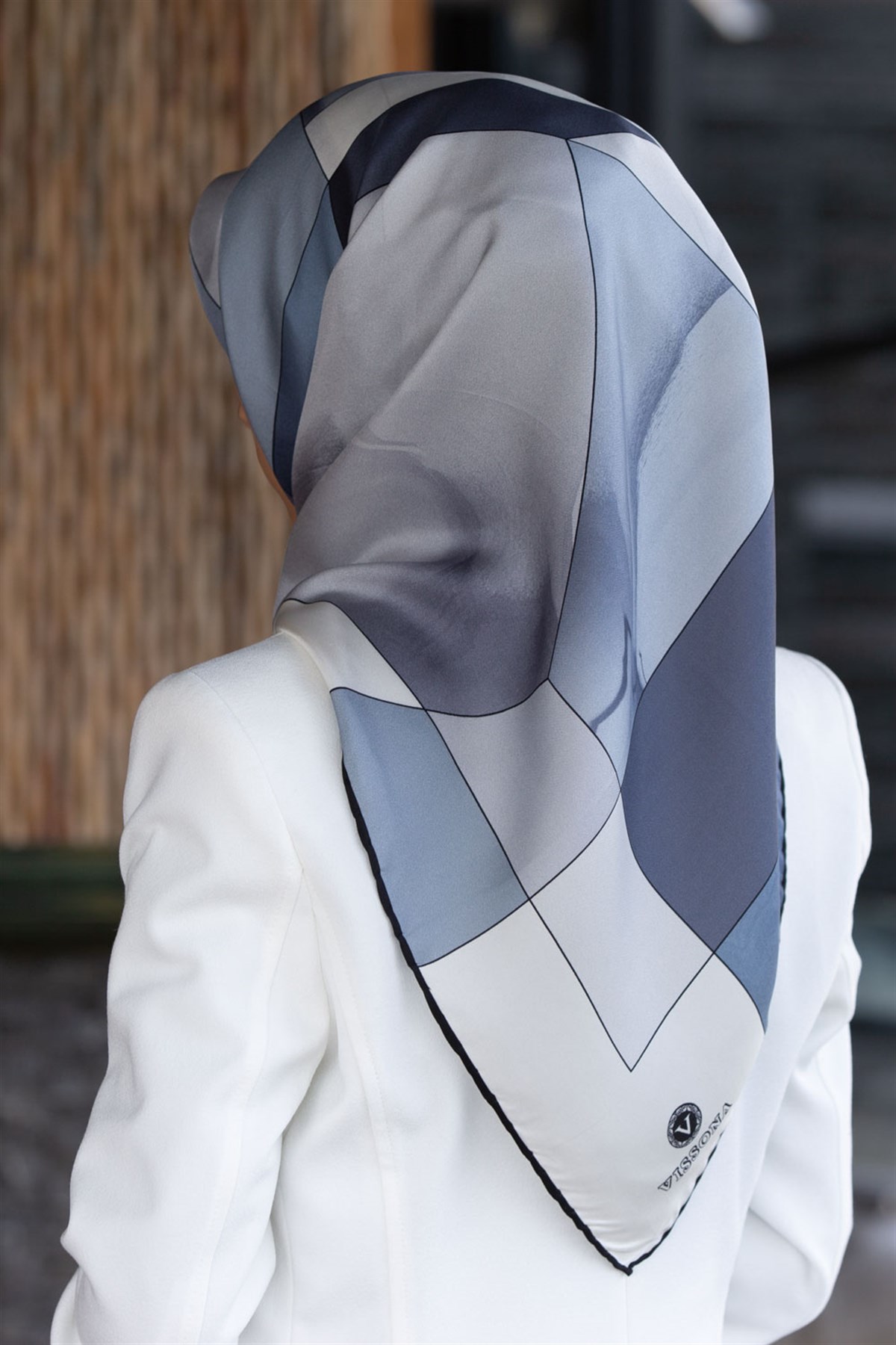 %100 Twill İpek Geometrik Desenli İndigo - Gri Renkli 90x90 Eşarp Dikim Şekli : El Dikişi