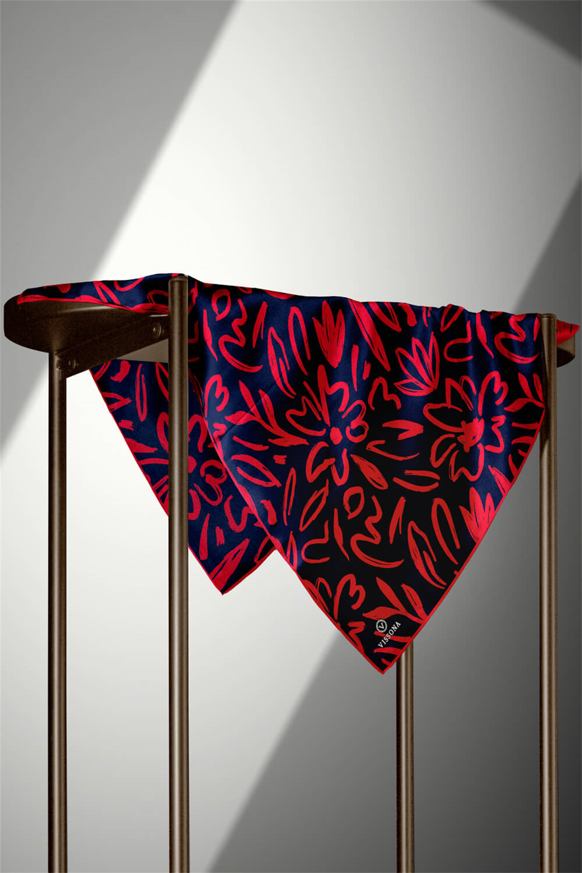 % 57 İPEK % 43 VİSKON Twill İpek Büyük Çiçek Desenli Lacivert - Kırmızı Renkli 90x90 Eşarp Dikim Şekli : El Dikişi