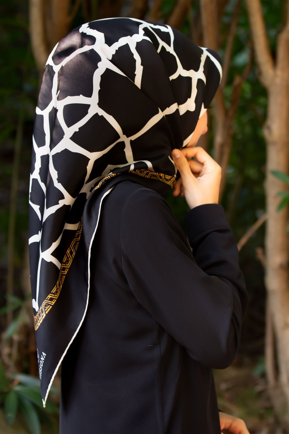 %100 Twill Taş Desenli Siyah - Krem Renkli 90x90 Eşarp Dikim Şekli: El Dikişi