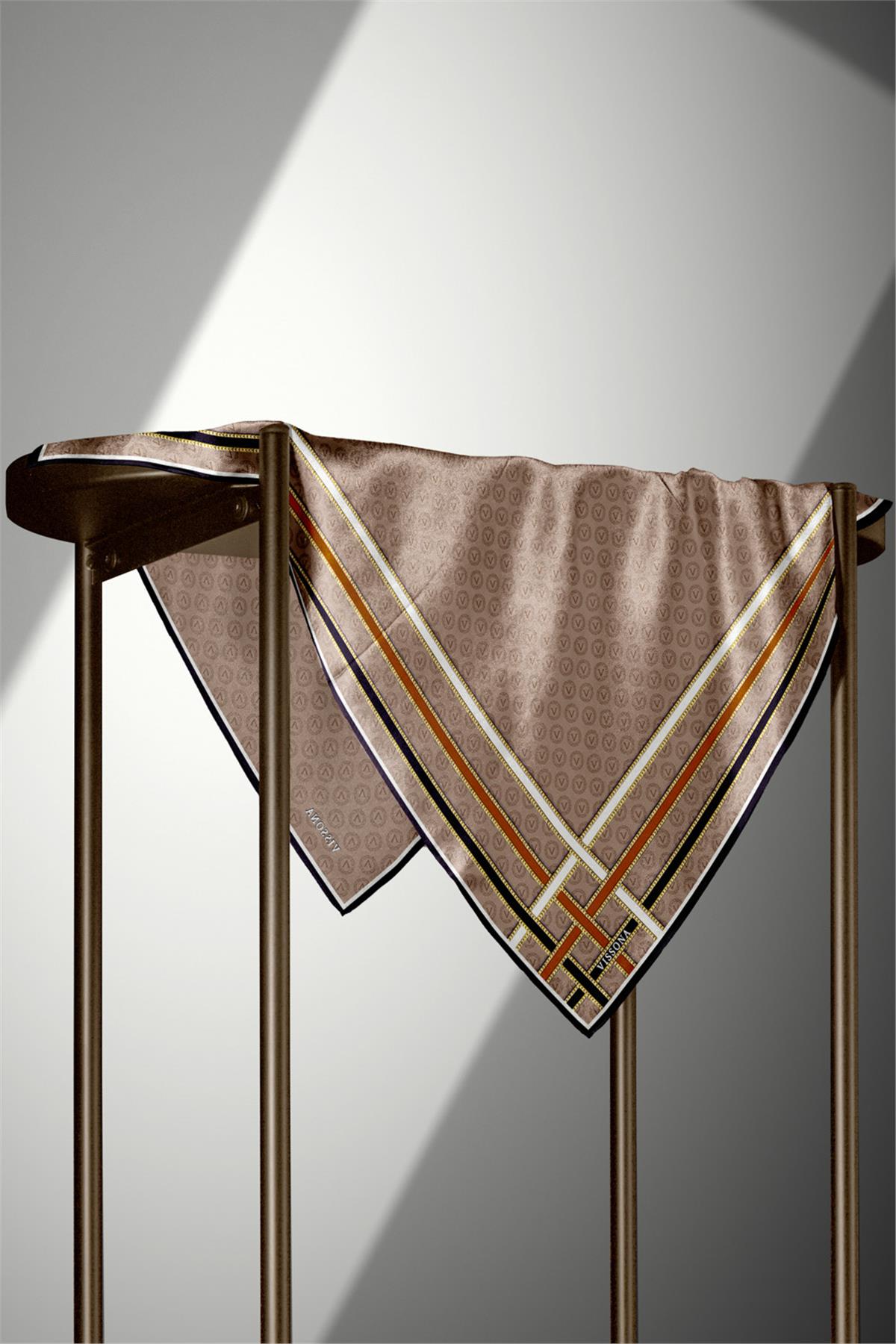 %100 Twill İpek Monogram Desenli Bej - Turuncu Renkli 90x90 Eşarp Dikim Şekli : El Dikişi
