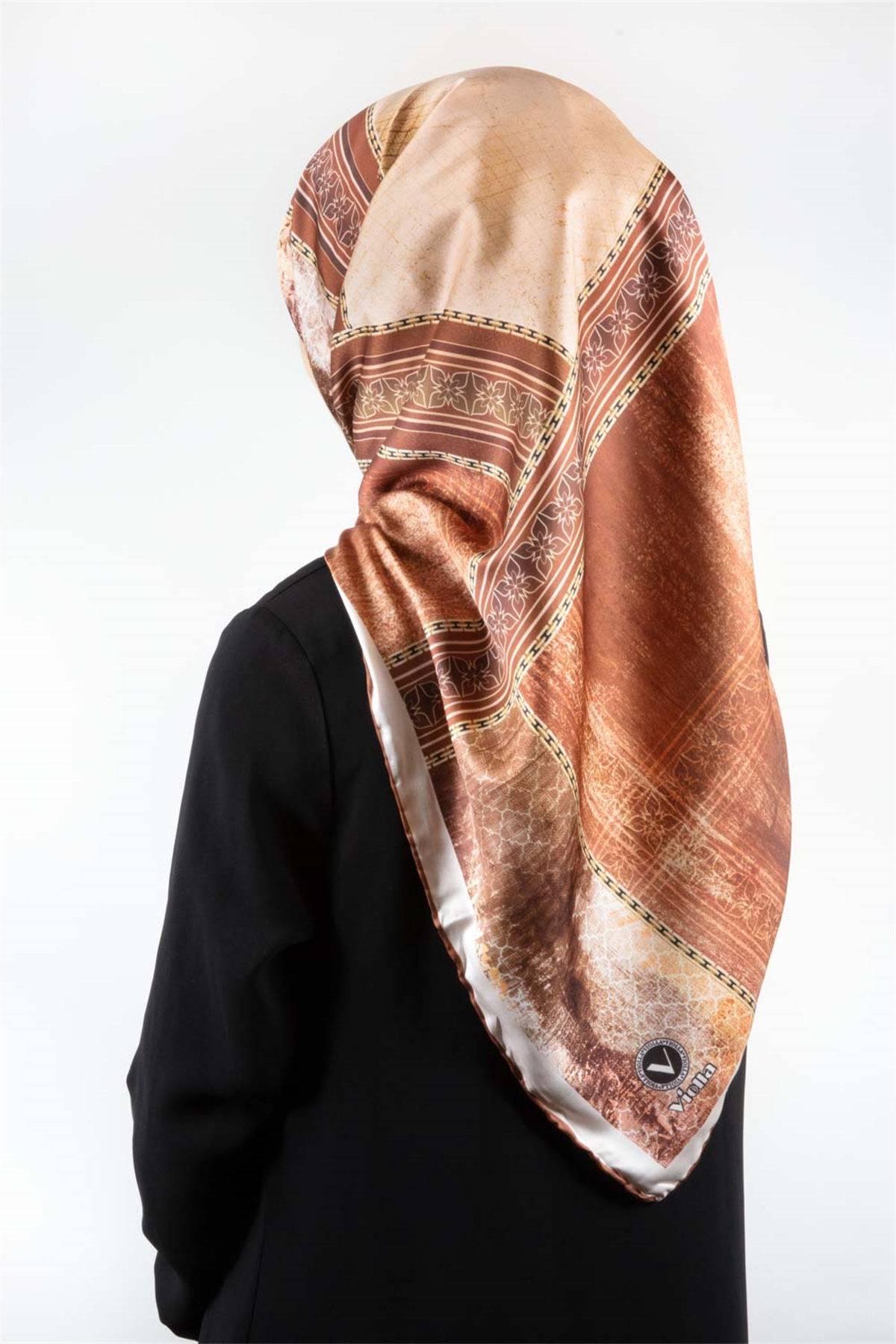 Twill Dokulu Ve Geometrik Desenli Taba Renkli 90x90 Eşarp (İpek İçermez) Dikim Şekli : El Dikişi
