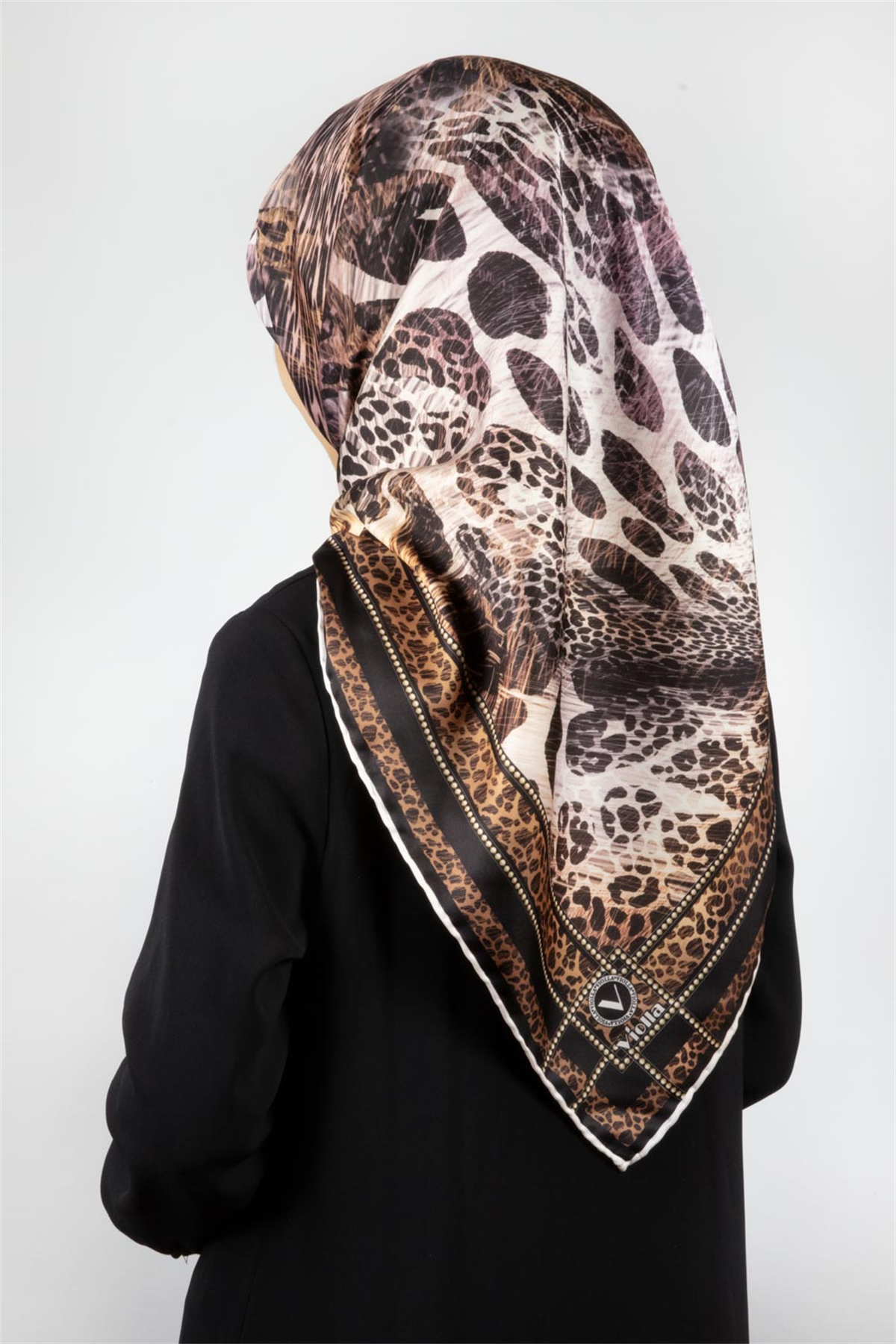 Twill Leopar Desenli Siyah Renkli 90x90 Eşarp (İpek İçermez) Kenar Dikiş Şekli El Dikişli
