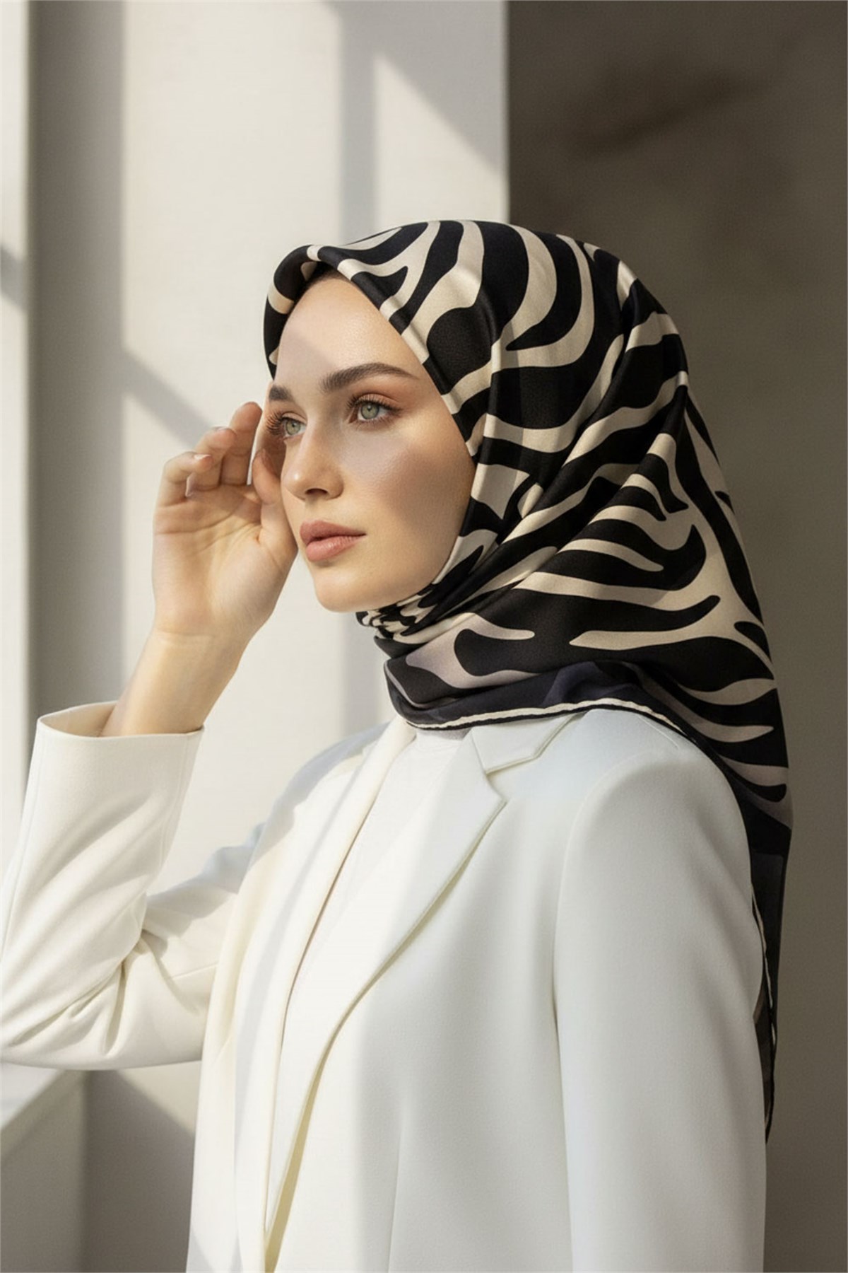 %100 Twill İpek Zebra Desenli Krem - Siyah Renkli 90x90 Eşarp Dikim Şekli : El Dikişi