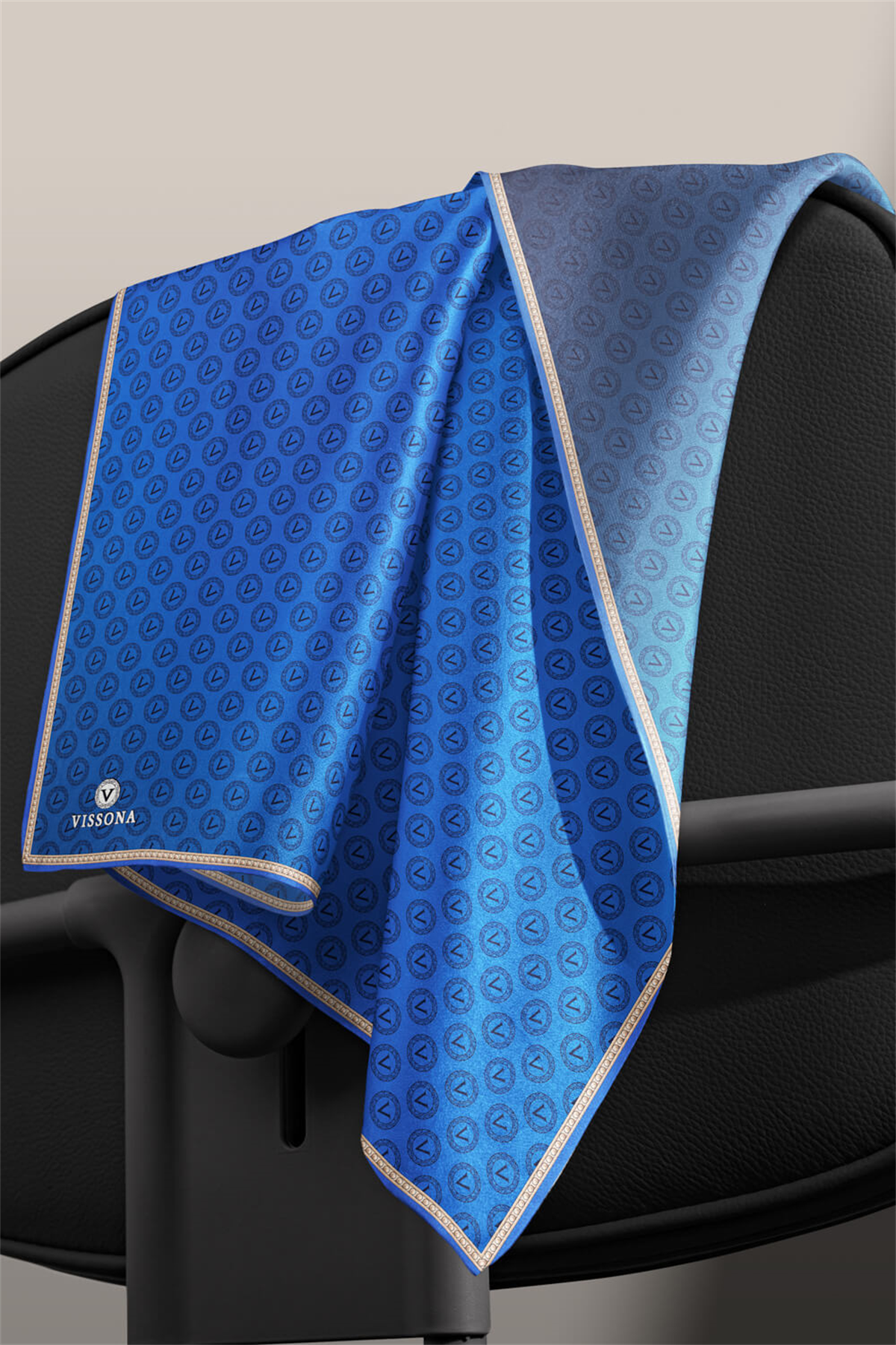 %100 Twill İpek Monogram Desenli Saks Renkli 90x90 Eşarp Dikim Şekli : El Dikişi