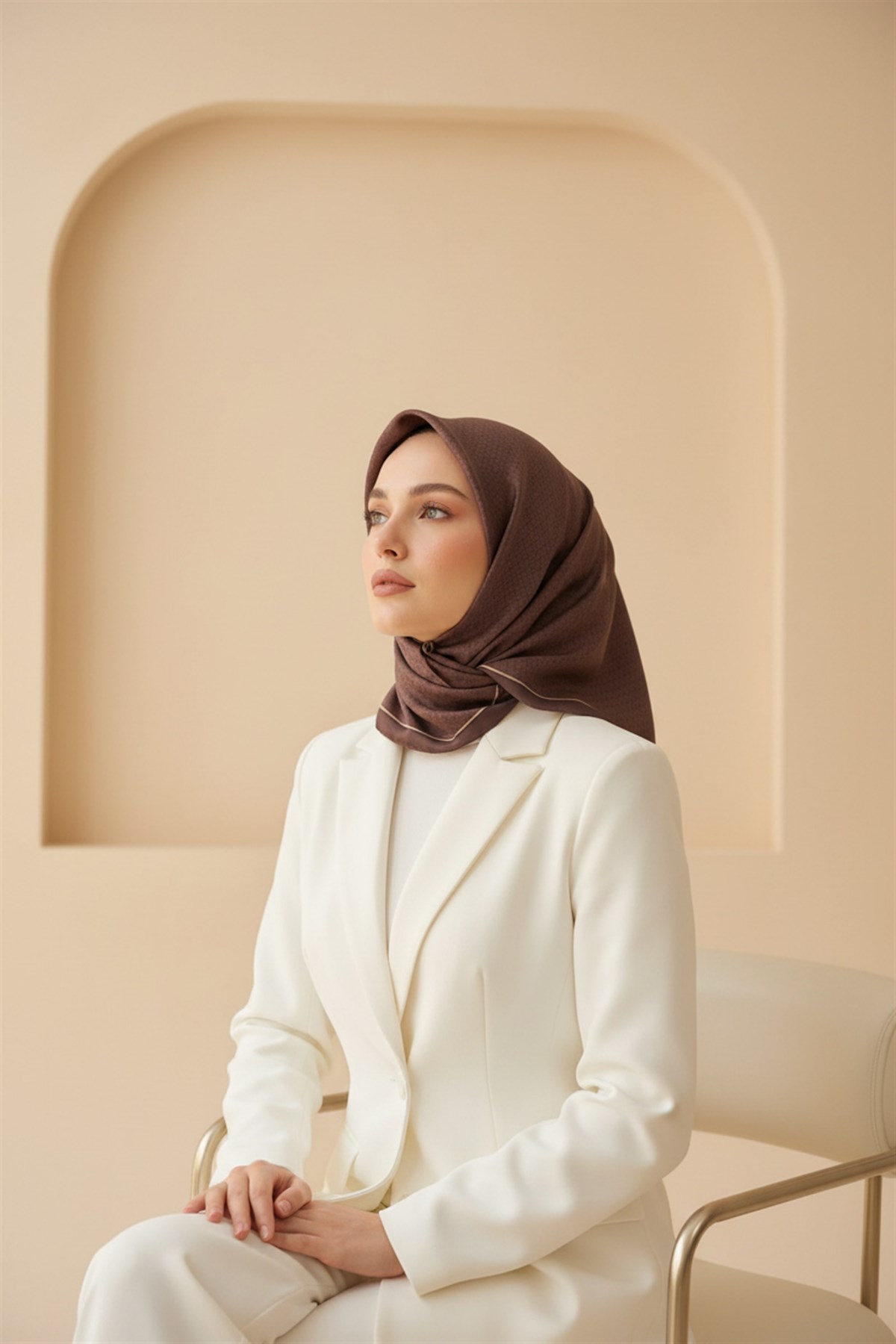 %100 Twill İpek Minik Motif Desenli Kahverengi Renkli 90x90 Eşarp Dikim Şekli : El Dikişi