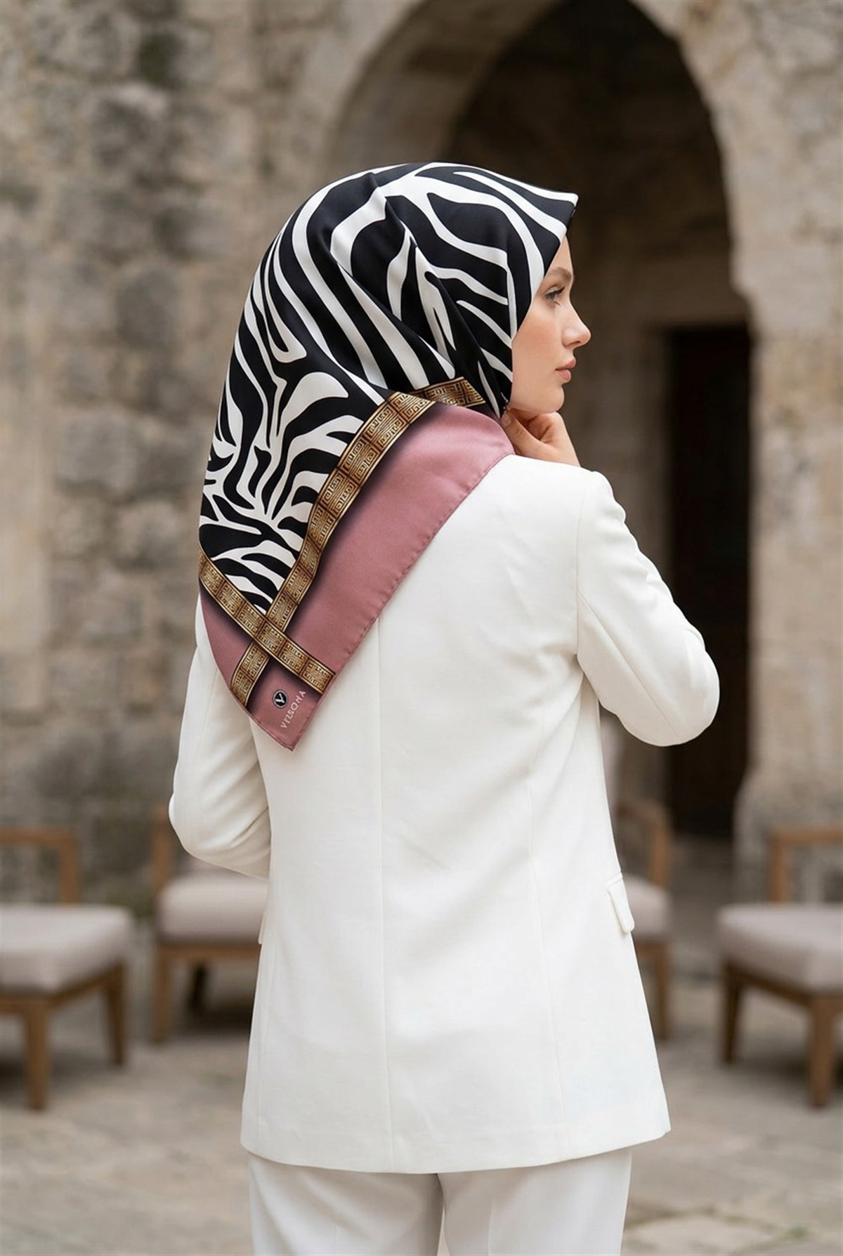 %100 Twill İpek Zebra Desenli Pudra - Gold Renkli 90x90 Eşarp Dikim Şekli : El Dikişi