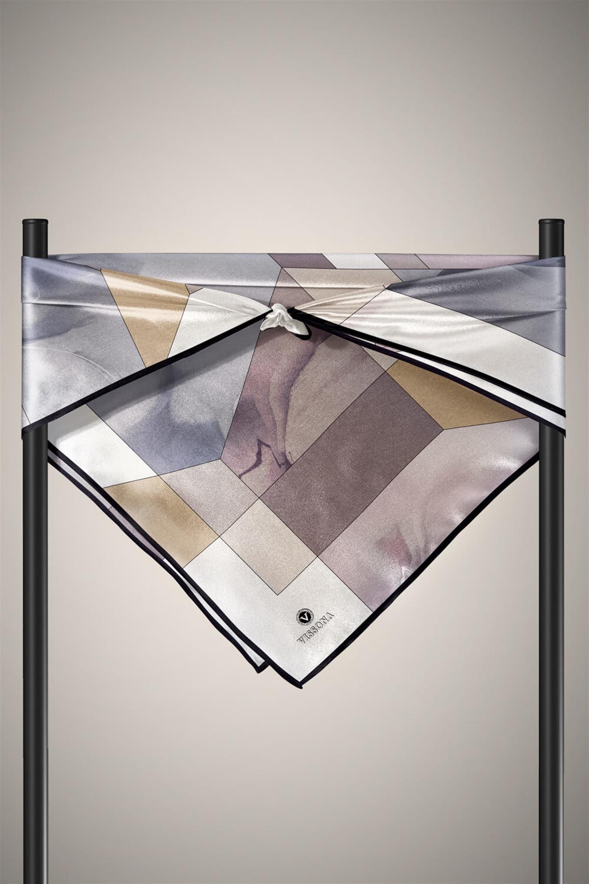 %100 Twill İpek Geometrik Desenli Bej - Gri  Renkli 90x90 Eşarp Dikim Şekli : El Dikişi