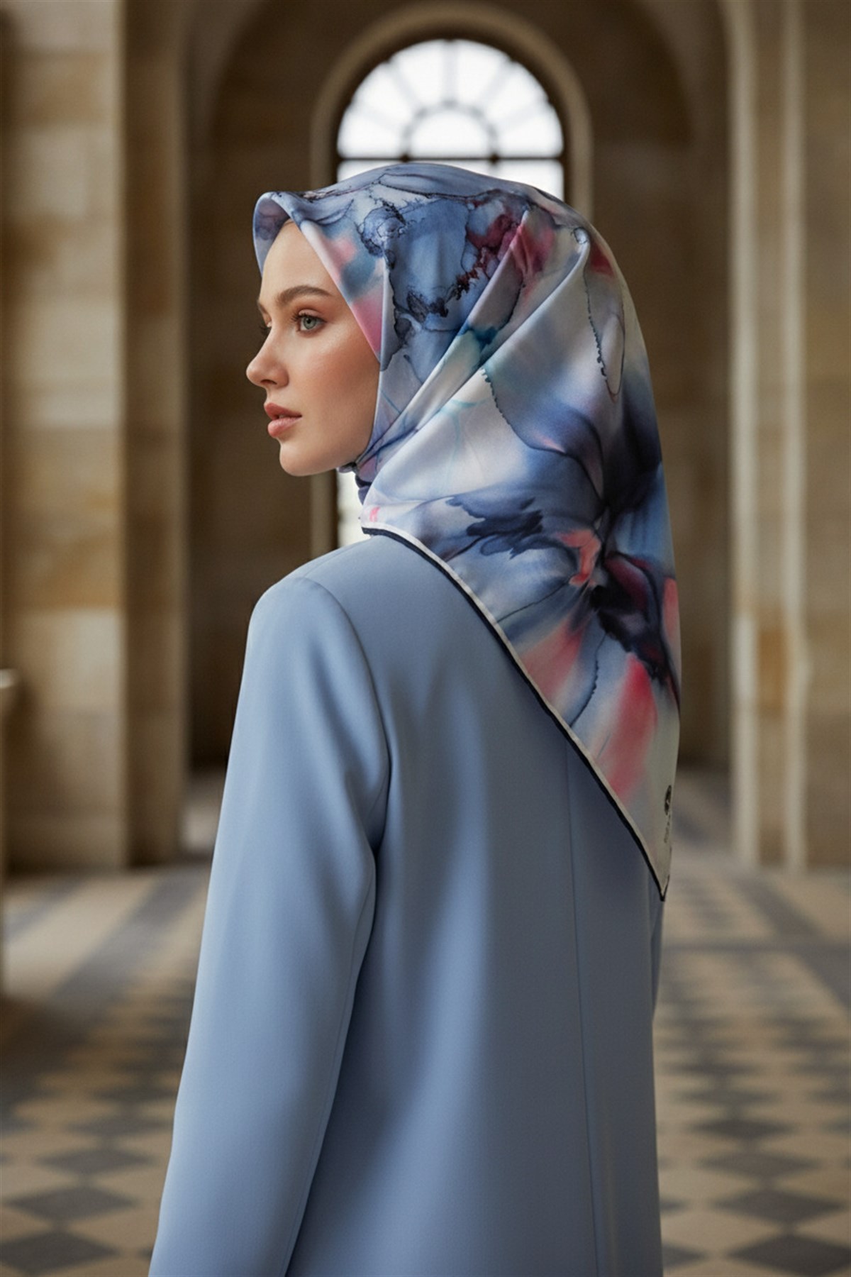 % 57 İPEK % 43 VİSKON Twill İpek Batik Çiçek Desenli Bebe Mavisi - Pudra Renkli 90x90 Eşarp Kenar Dikiş Şekli El Dikişli
