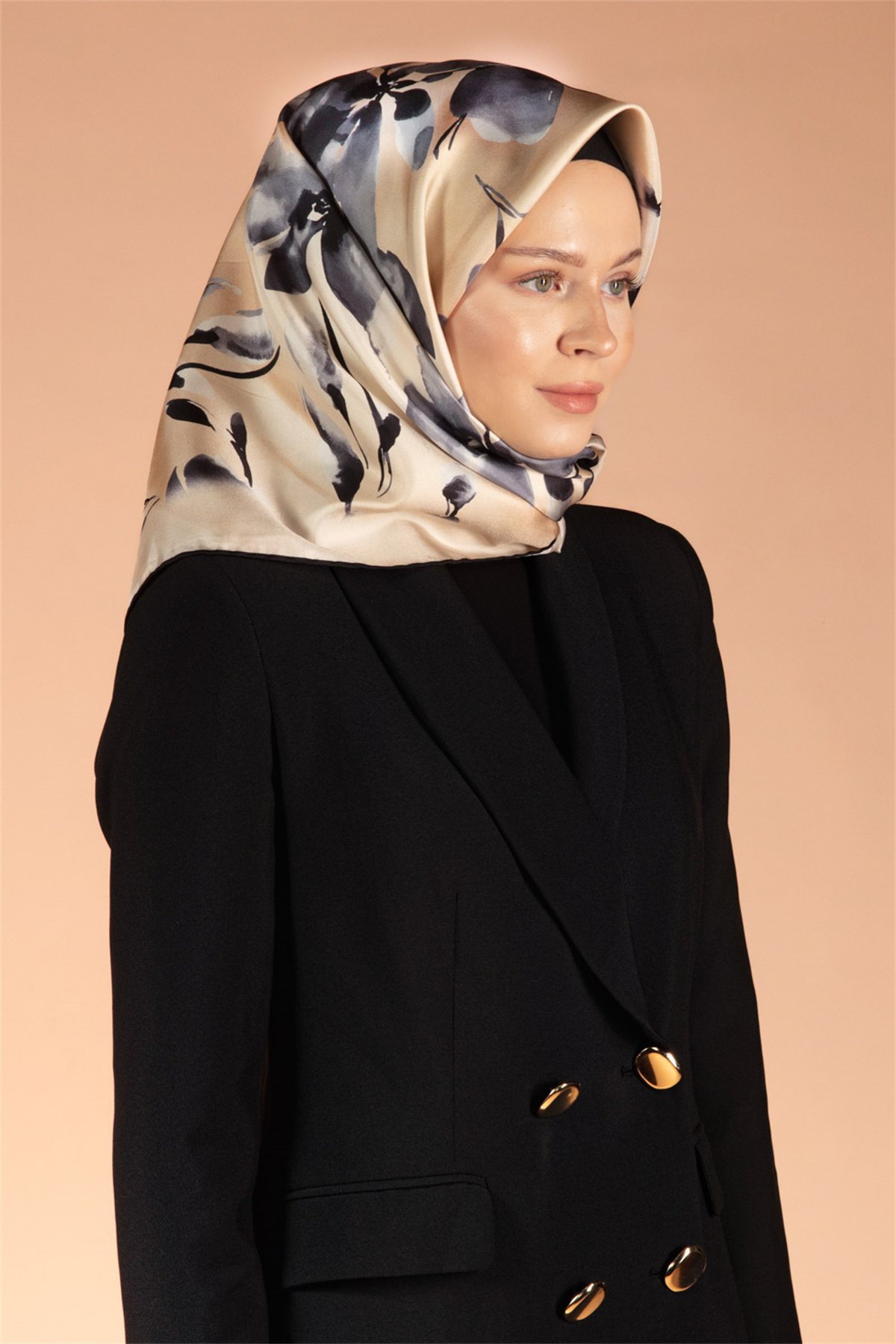 %100 Twill İpek Çiçek Desenli Bej - Füme Renkli 90x90 Dikim Şekli : El Dikişi Eşarp