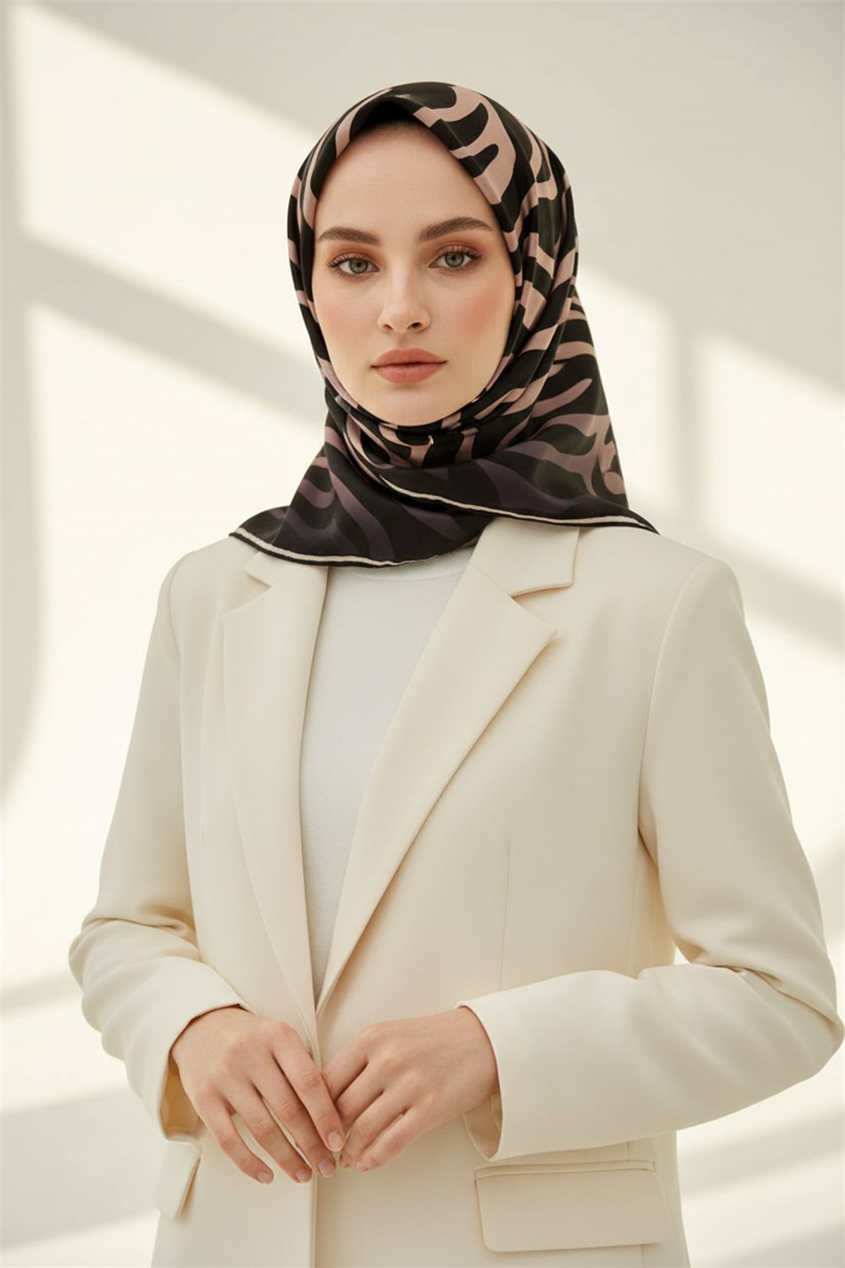 %100 Twill İpek Zebra Desenli Pudra - Siyah Renkli 90x90 Eşarp Dikim Şekli : El Dikişi