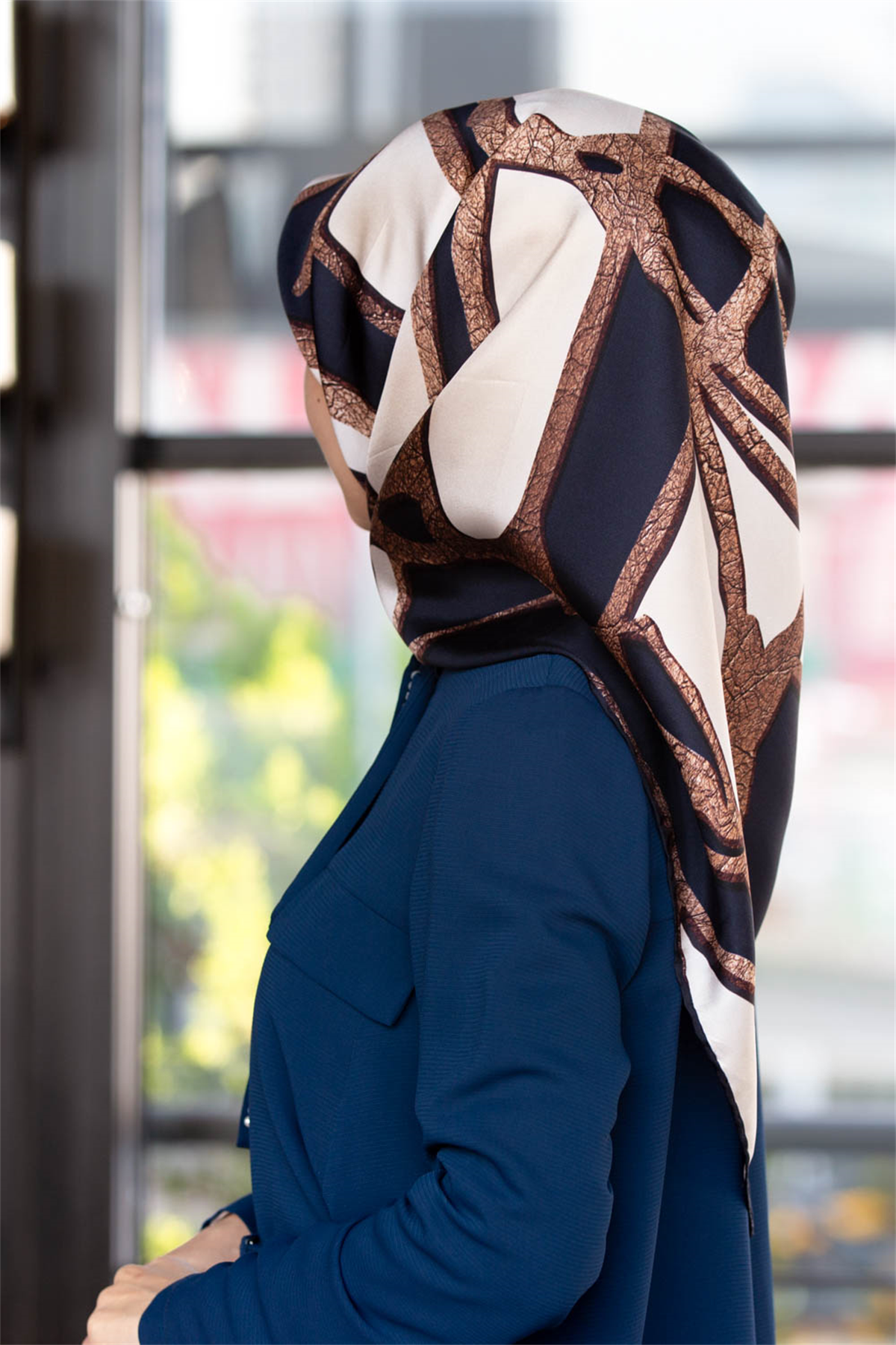 % 57 İPEK % 43 VİSKON Twill İpek Gold Efektli Geometrik Desenli Lacivert - Krem Renkli 90x90 Eşarp Dikim Şekli : El Dikişi