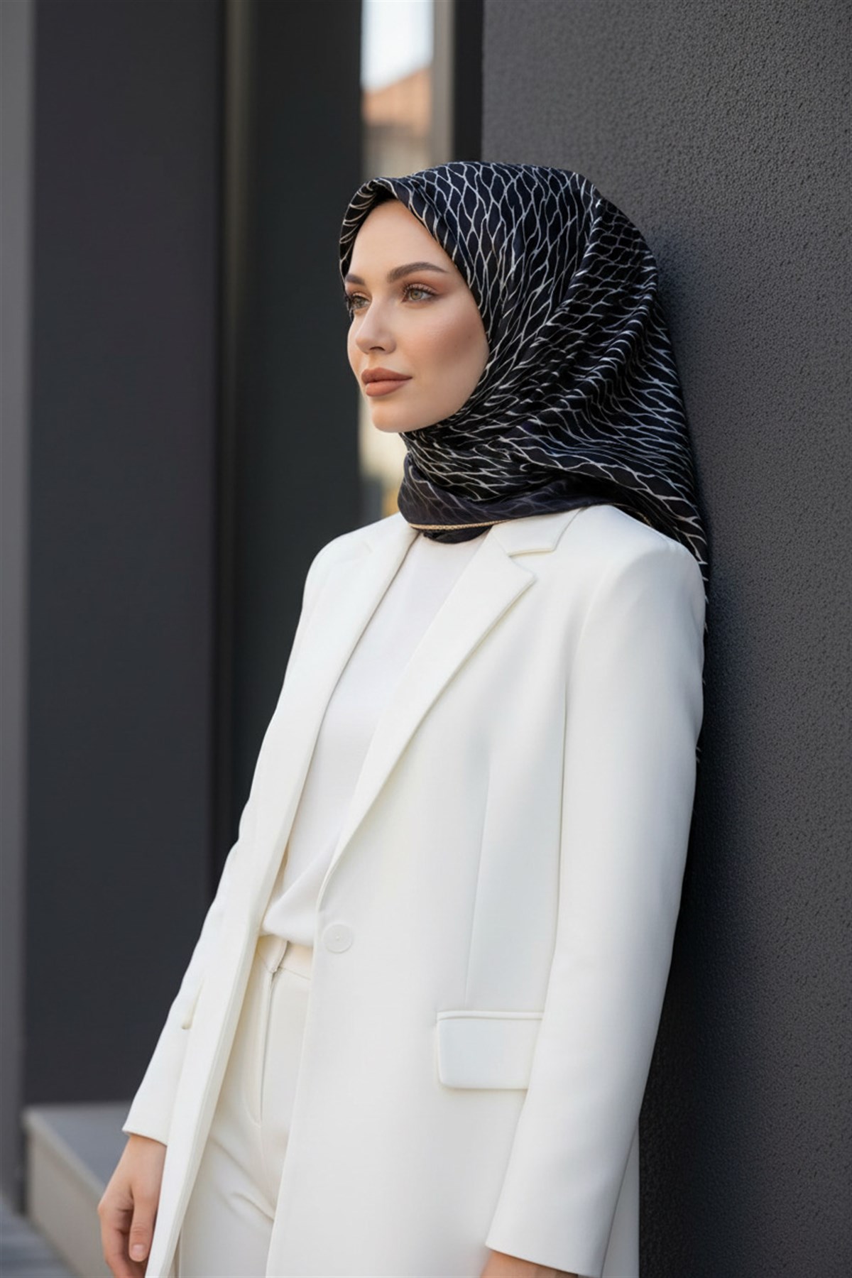 %100 Twill İpek File Desenli Siyah - Krem Renkli 90x90 Eşarp Dikim Şekli : El Dikişi