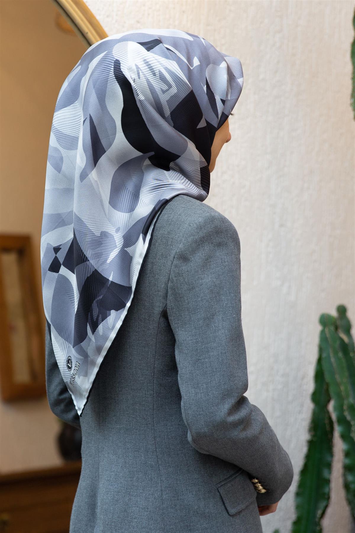 %100 Twill İpek Çiçek Desenli Gri - Siyah Renkli 90x90 Eşarp Dikim Şekli : El Dikişi