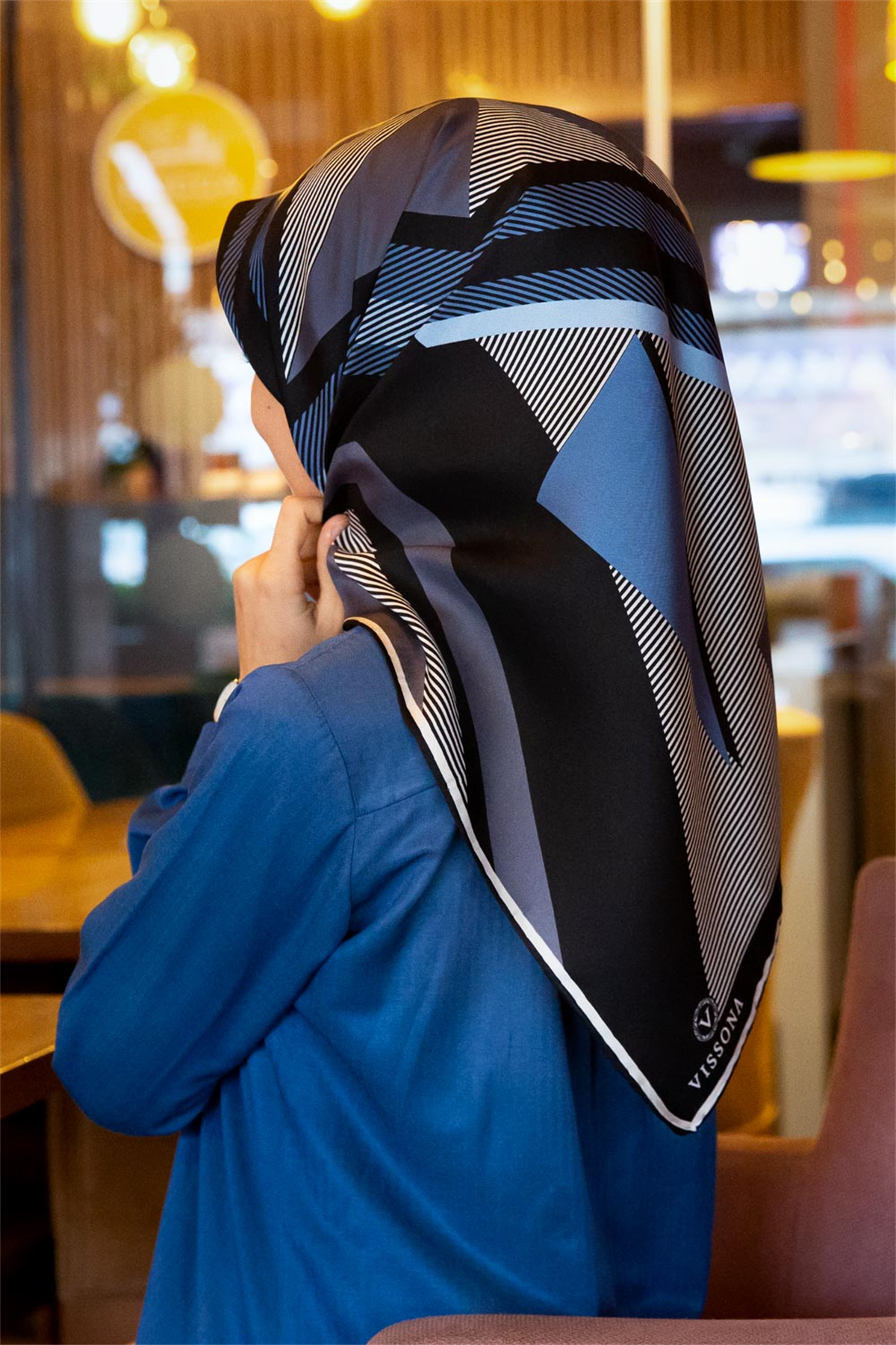 %100 Twill İpek Geometrik Desenli İndigo - Siyah Renkli 90x90 Eşarp Dikim Şekli : El Dikişi