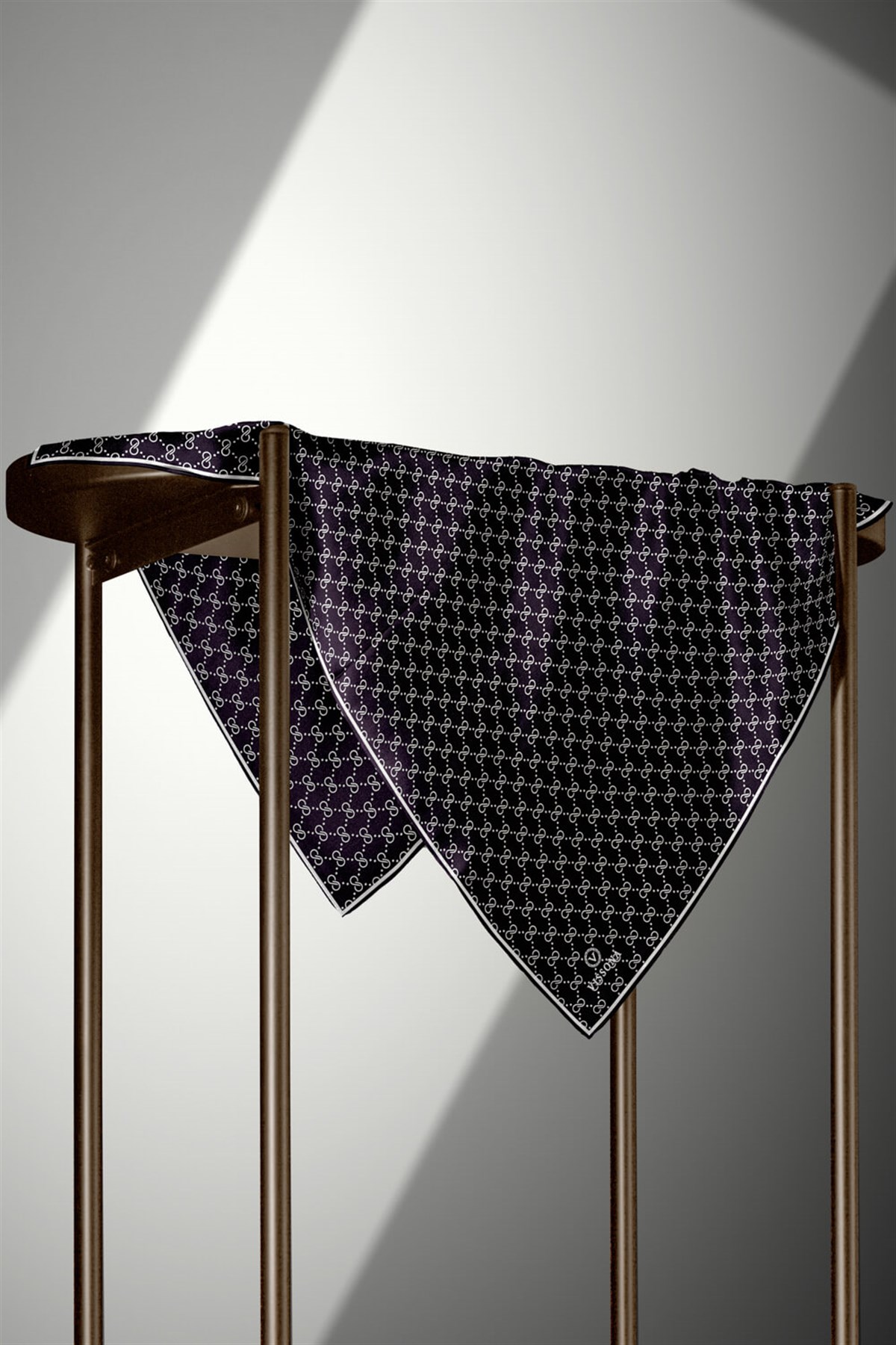 %57 İPEK %43 VİSKON Twill İpek Leopar Desenli Siyah - Beyaz Renkli 90x90 Eşarp Dikim Şekli : El Dikişi