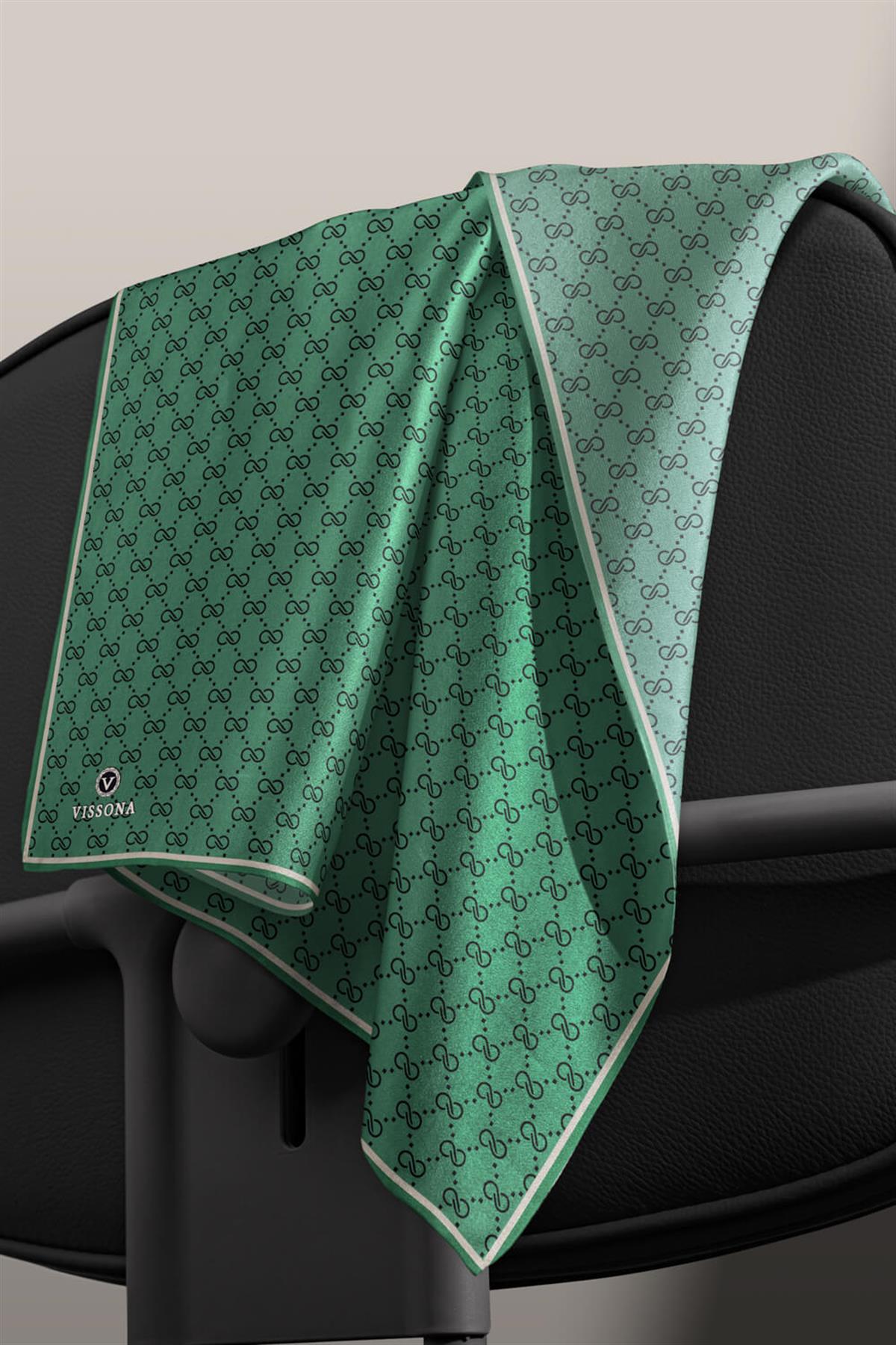 %100 Twill İpek Geometrik Desenli Zümrüt Yeşili Renkli 90x90 Eşarp Dikim Şekli : El Dikişi