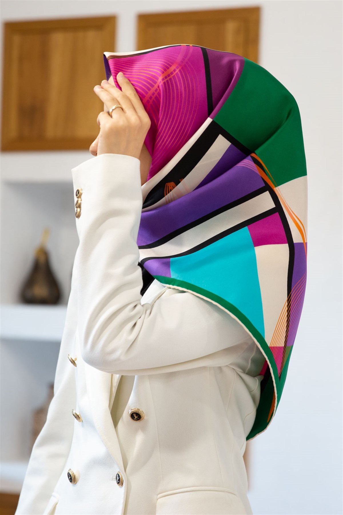 %100 Twill İpek Geometrik Desenli Zümrüt Yeşili - Mürdüm Renkli 90x90 Eşarp Dikim Şekli : El Dikişi