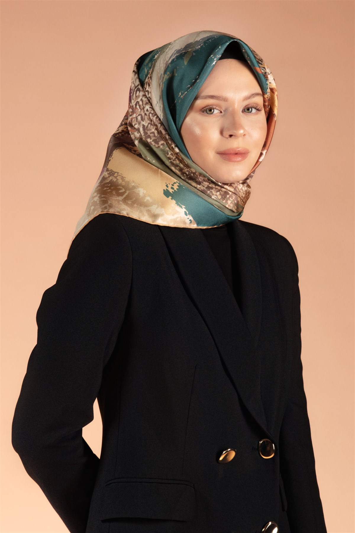 %100 Twill İpek Leopar ve Fırça Desenli Bej - Petrol Yeşili Renkli 90x90 Eşarp Dikim Şekli : El Dikişi