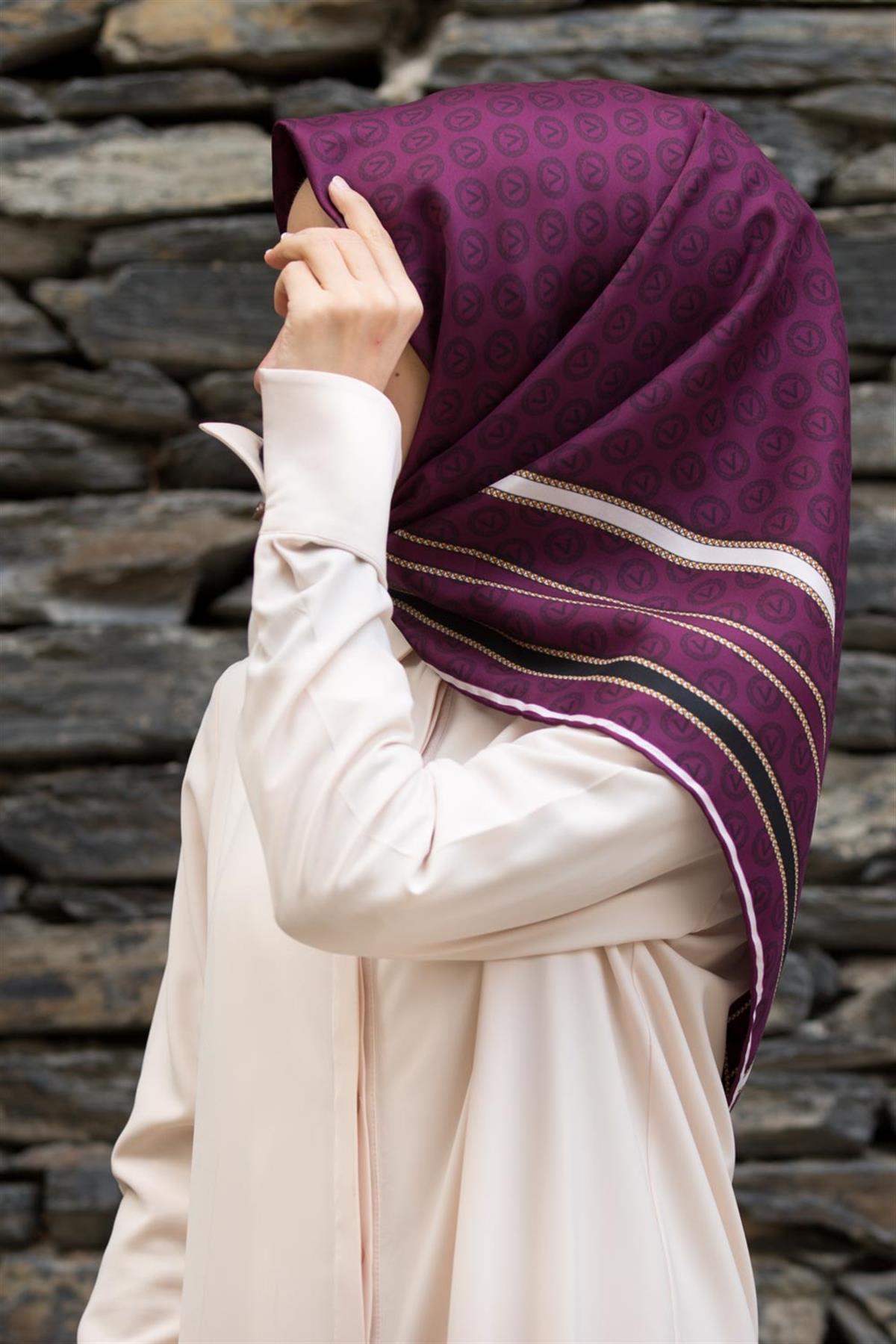 %100 Twill İpek Monogram Desenli Mürdüm - Siyah Renkli 90x90 Eşarp Dikim Şekli : El Dikişi