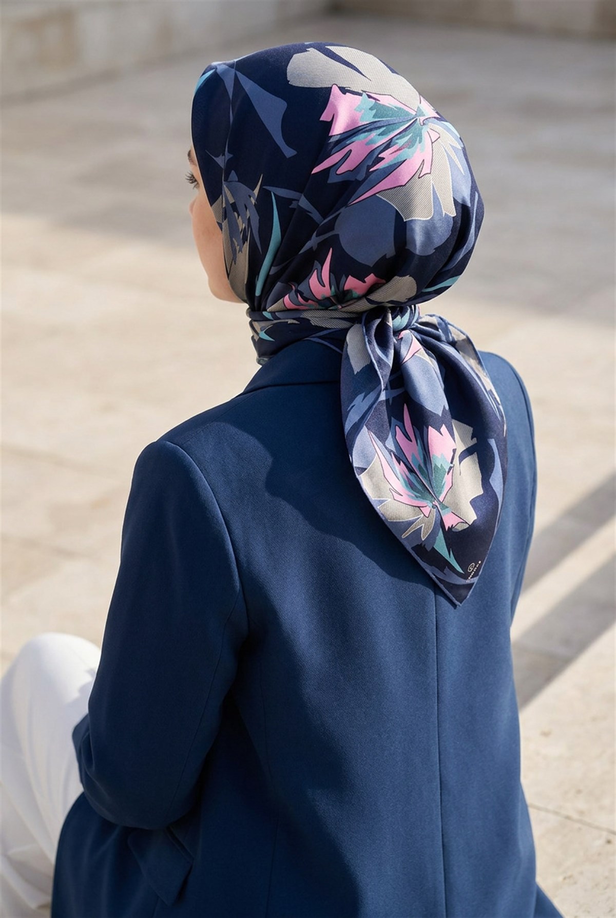 %100 Twill İpek Çiçek Desenli Lacivert - İndigo Renkli 90x90 Eşarp Dikim Şekli : El Dikişi