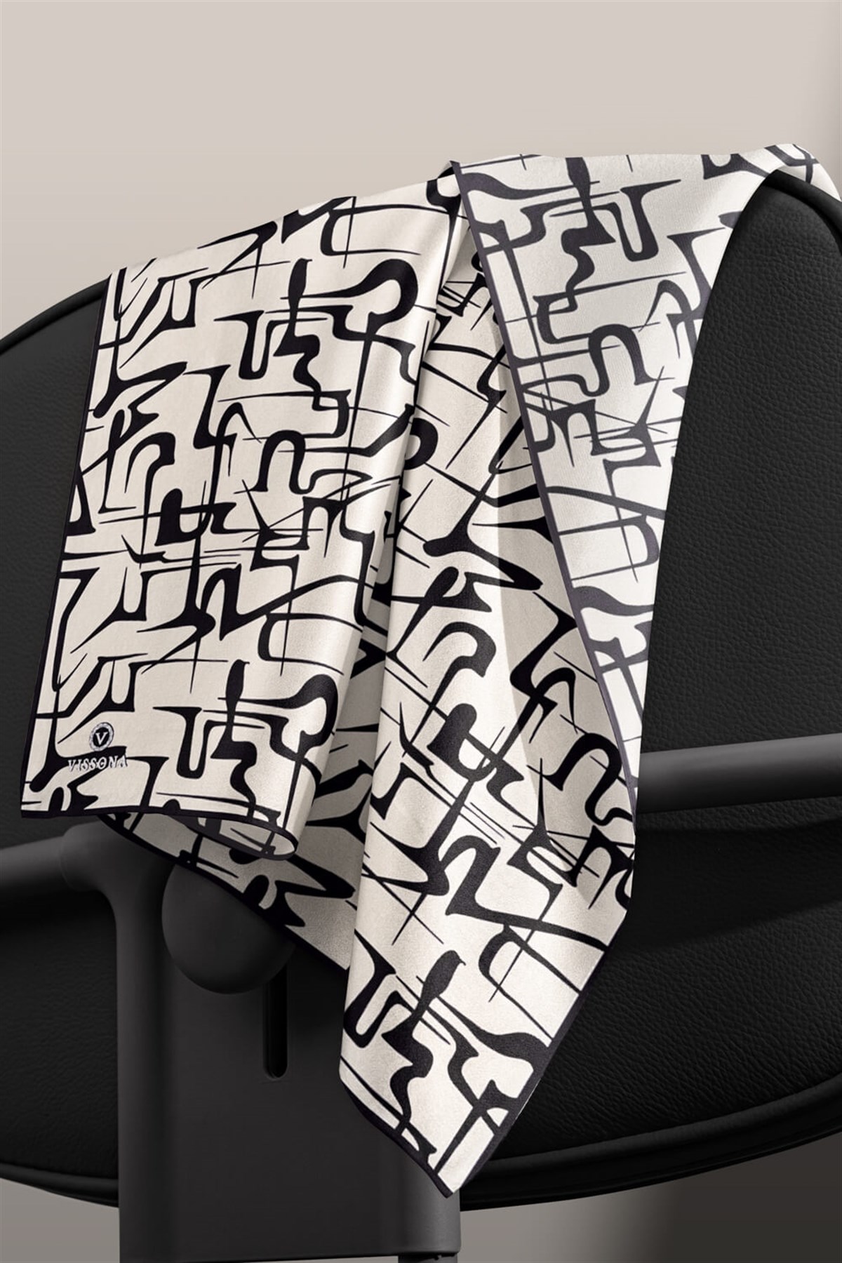 %100 Twill İpek Soyut Geometrik Desenli Krem - Siyah Renkli 90x90 Eşarp Dikim Şekli : El Dikişi
