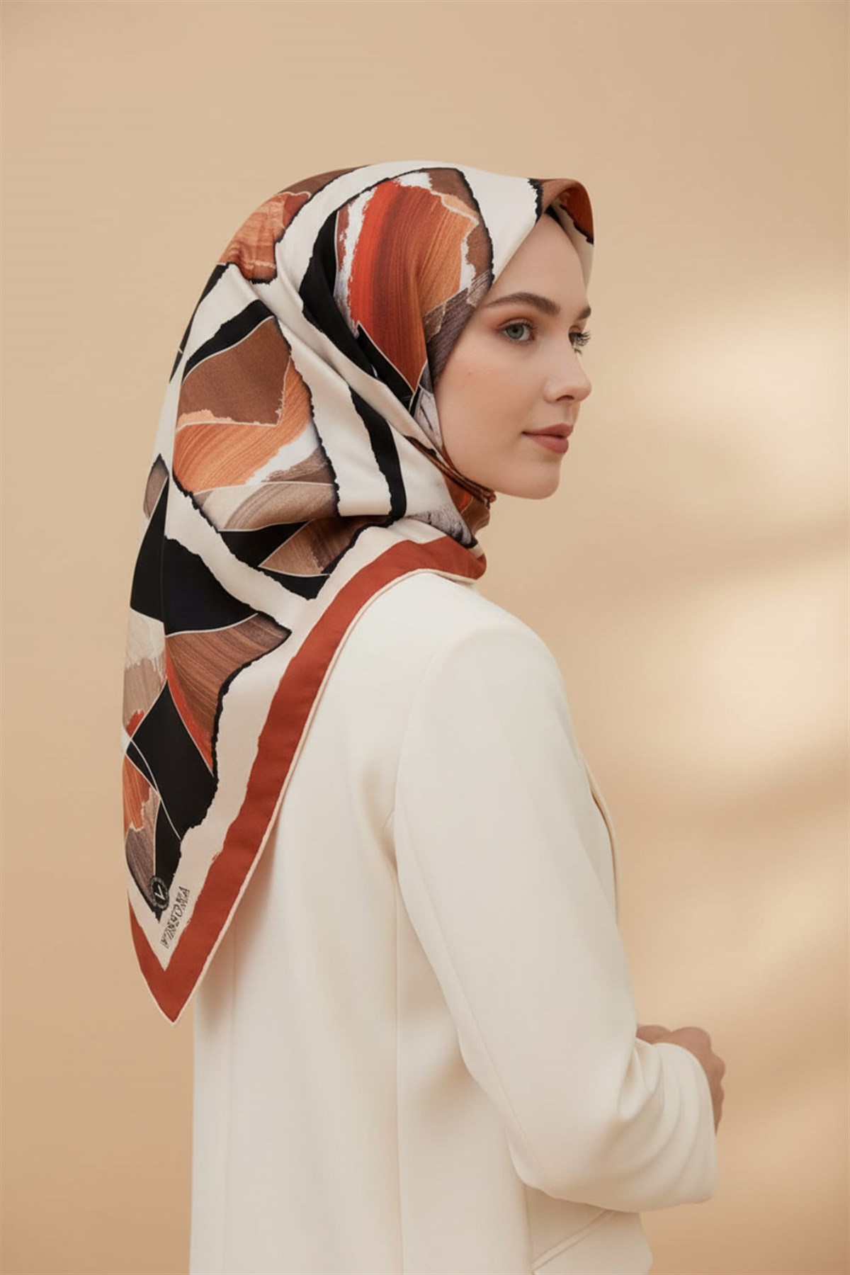 %100 Twill İpek Geometrik Desenli Taba - Bej Renkli 90x90 Eşarp Dikim Şekli : El Dikişi