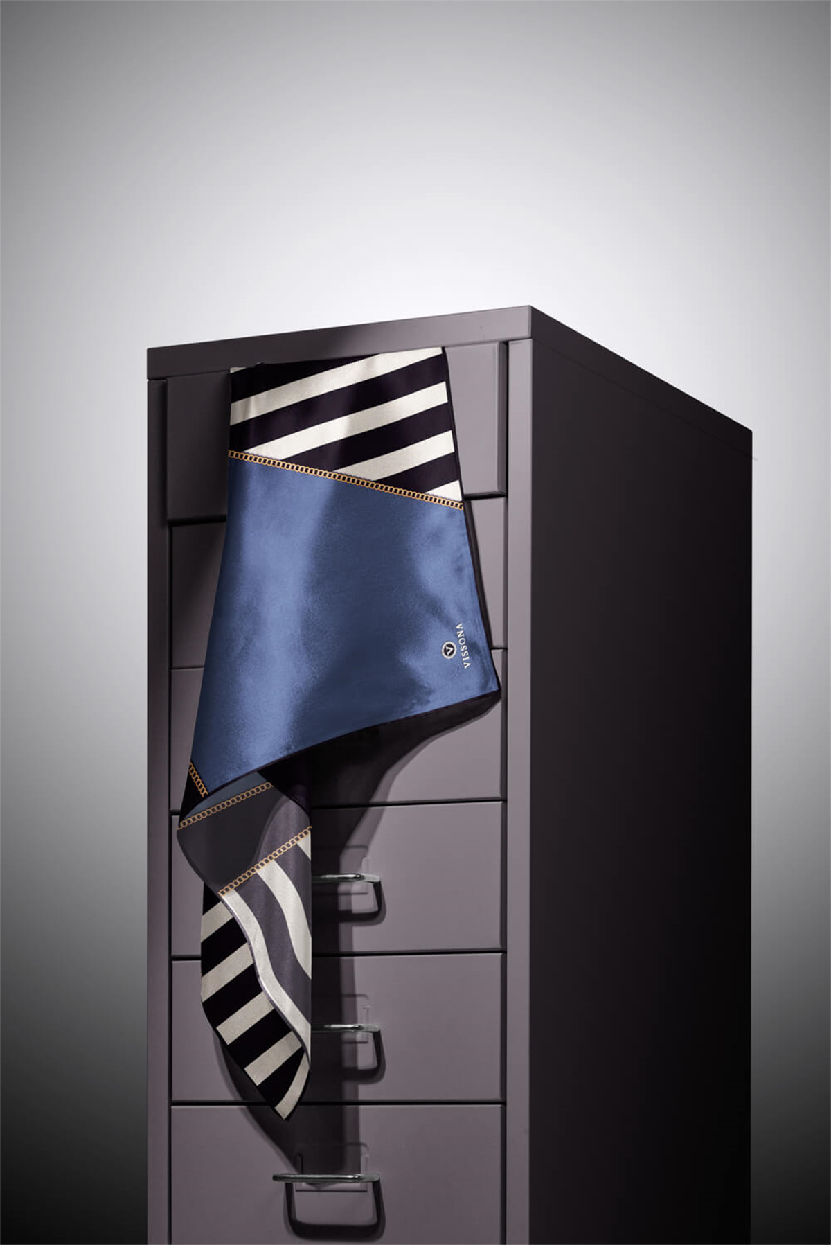 %100 Twill İpek Zincirli Çizgi Desenli Siyah - İndigo Renkli 90x90 Eşarp Dikim Şekli : El Dikişi