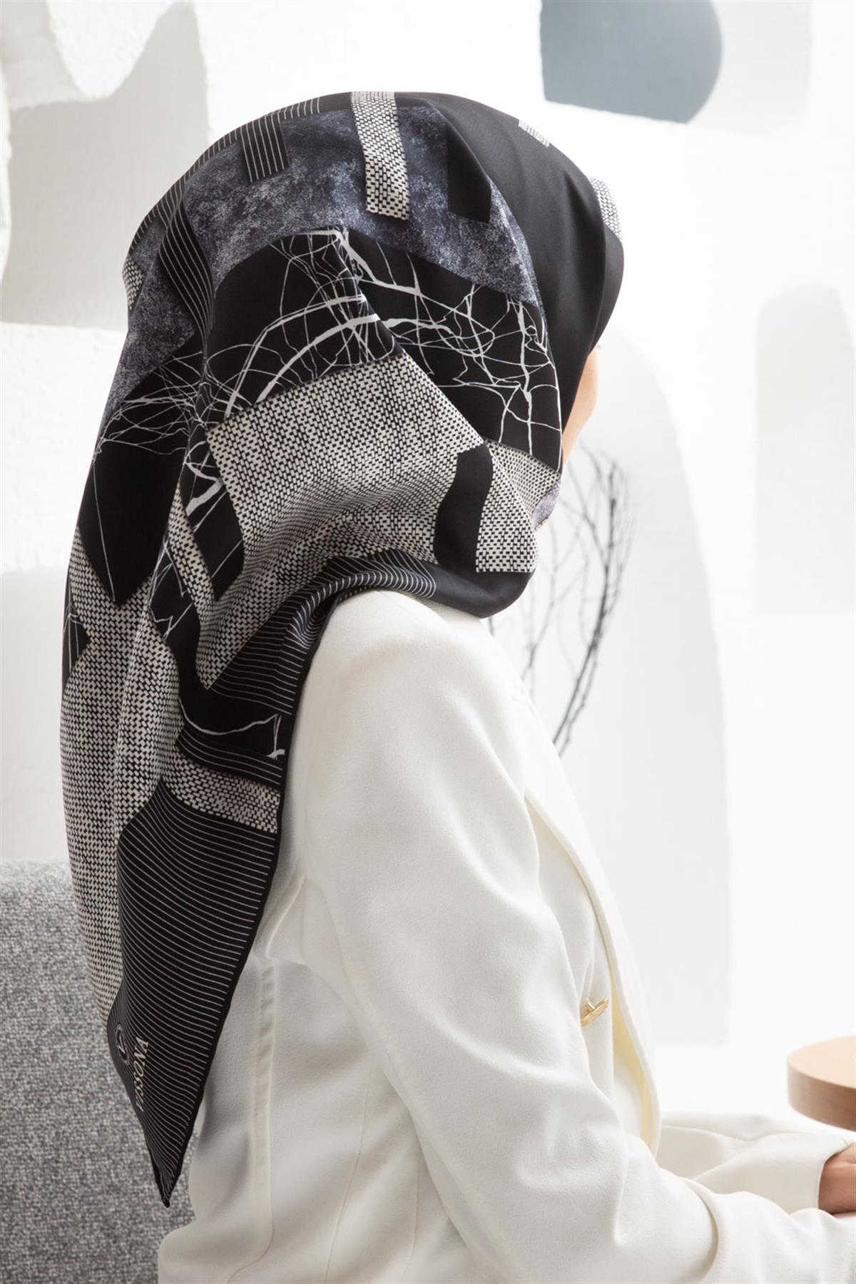 %100 Twill İpek Geometrik Desenli Siyah - Gri Renkli 90x90 Eşarp Dikim Şekli : El Dikişi