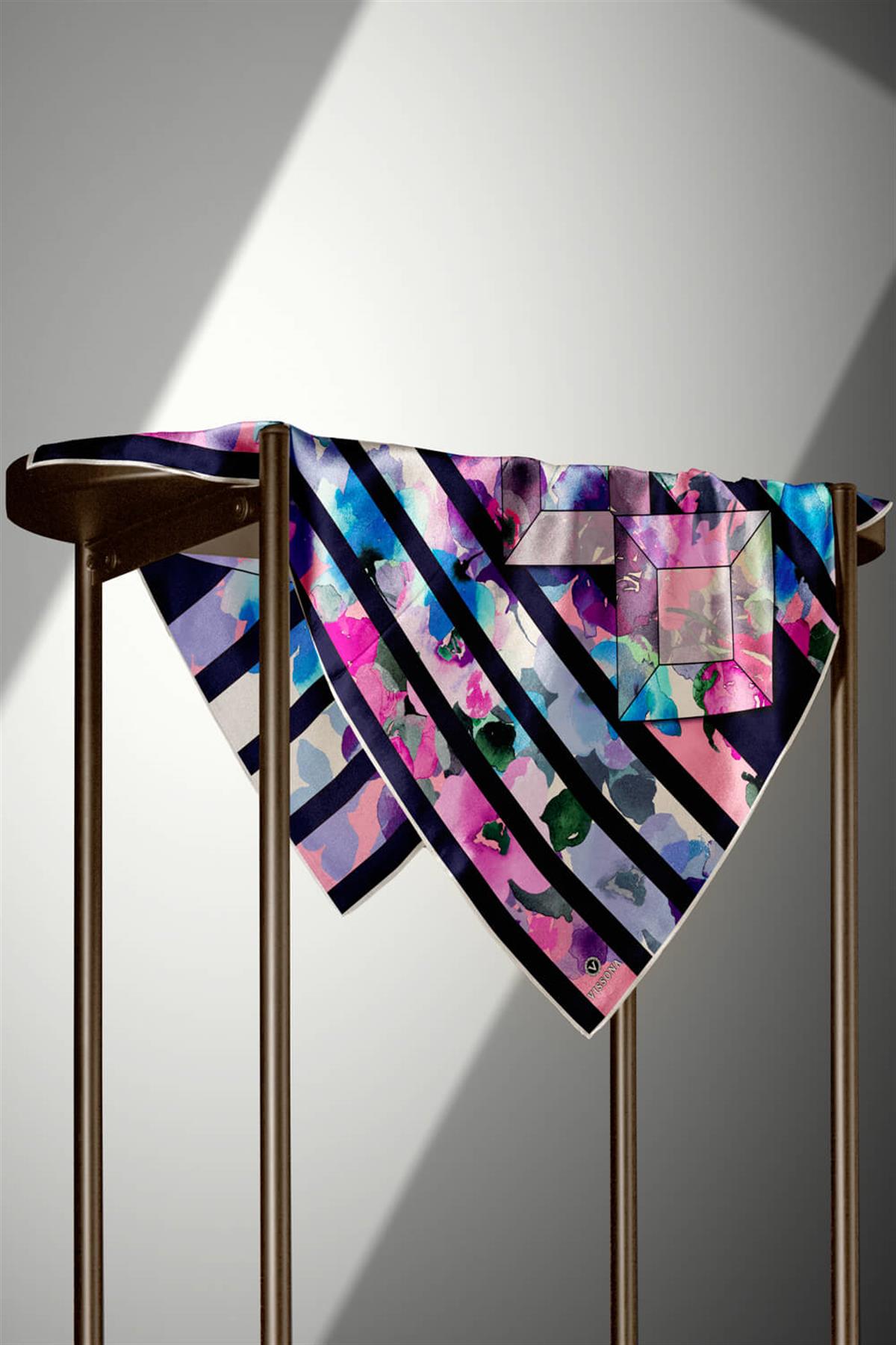 %100 Twill İpek Bahar Çiçekleri Desenli Lacivert - Fuşya Renkli 90x90 Eşarp Kenar Dikiş Şekli El Dikişli