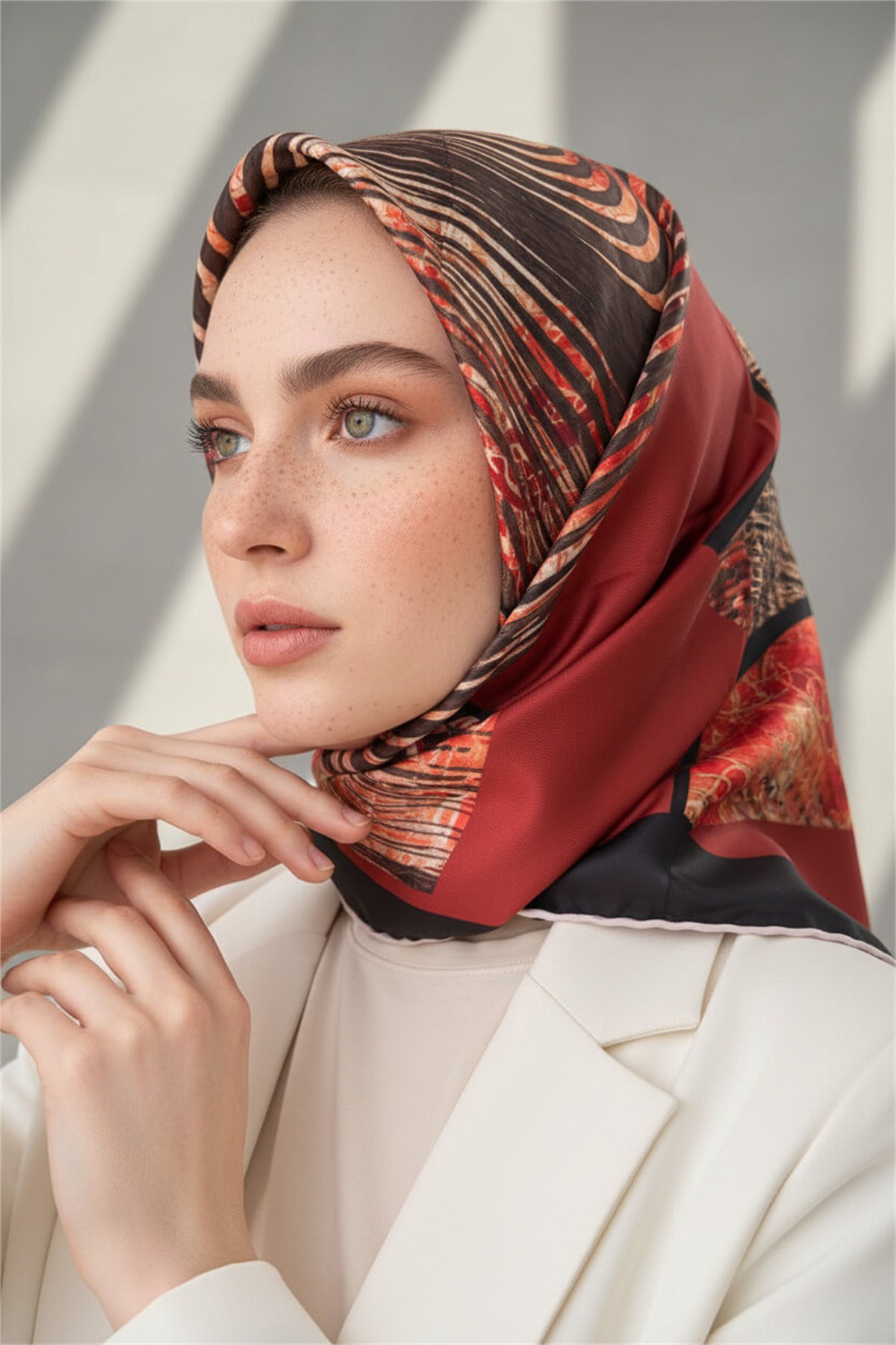 Twill Dalgalı Geometrik Desenli Taba Renkli 90x90 Eşarp (İpek İçermez) Kenar Dikiş Şekli El Dikişli
