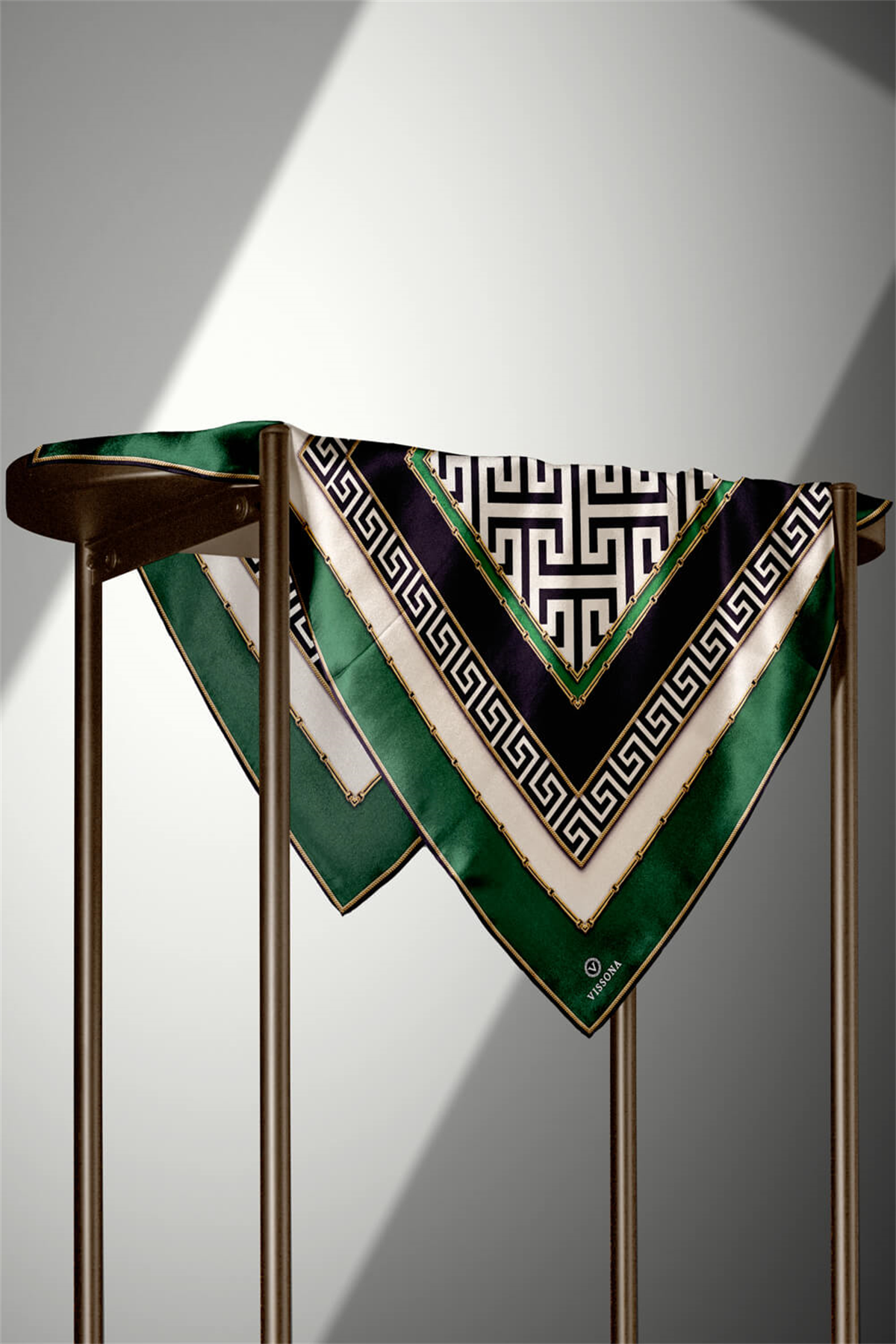 %100 Twill İpek Labirent Ve Geometrik Desenli Zümrüt Yeşili - Siyah Renkli 90x90 Eşarp Dikim Şekli : El Dikişi