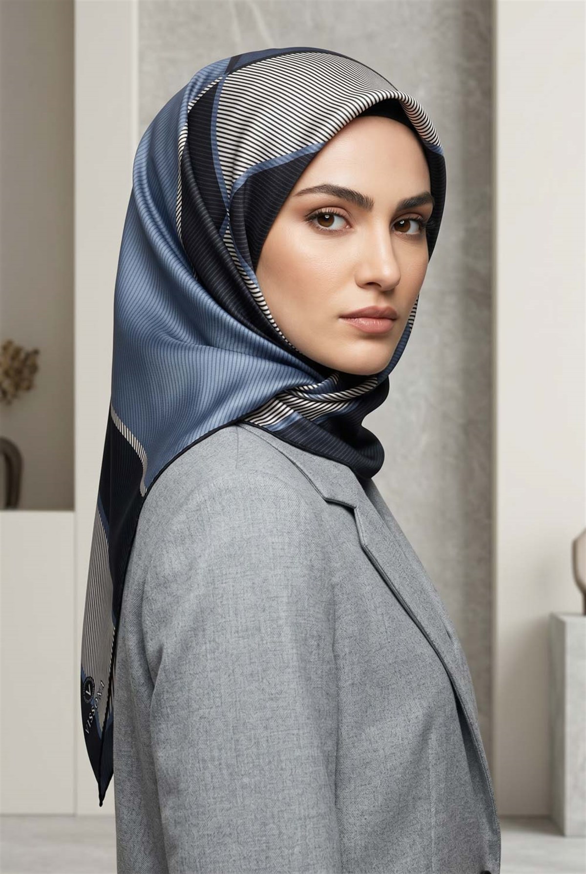 %100 Twill İpek Geometrik Desenli İndigo Renkli 90x90 Eşarp Dikim Şekli : El Dikişi