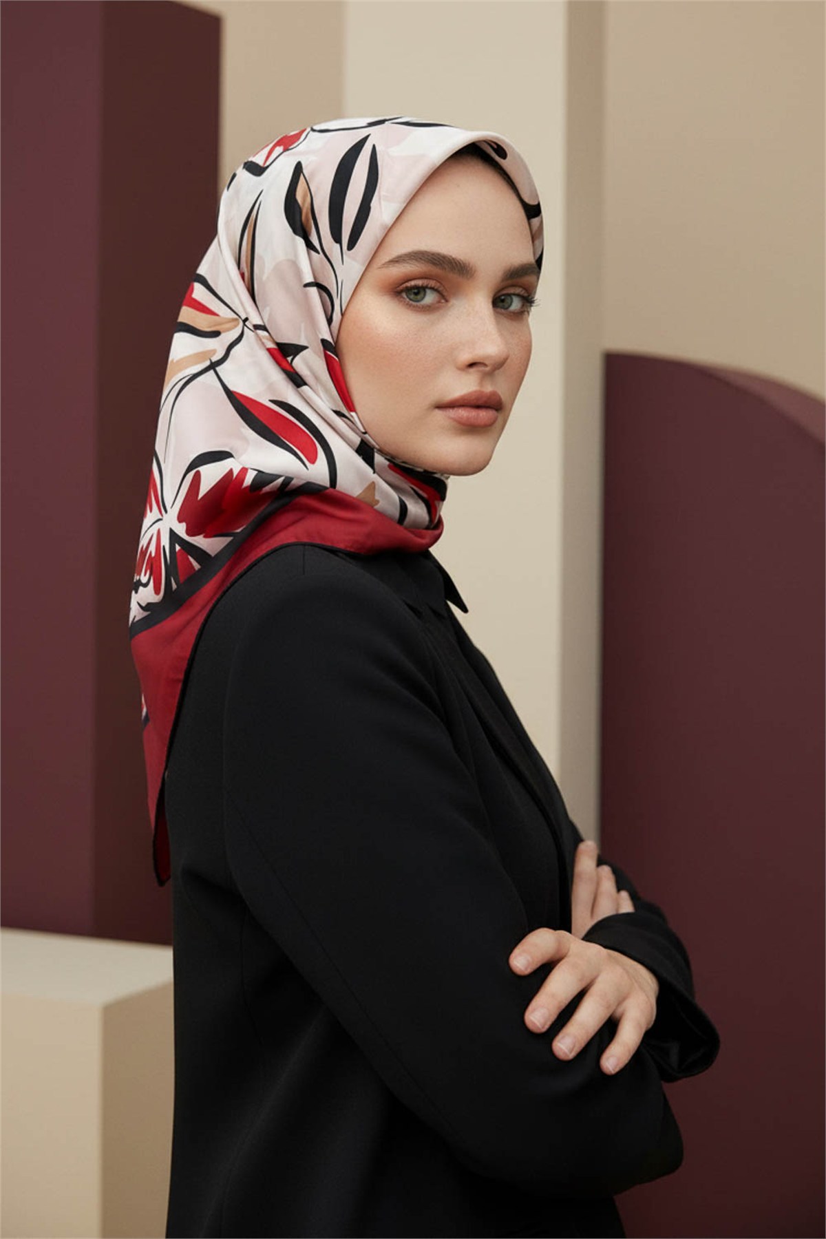 Rayon Bordürlü Çiçek Desenli Bordo Renkli 90x90 Dikim Şekli : El Dikişi Eşarp (İpek İçermez)
