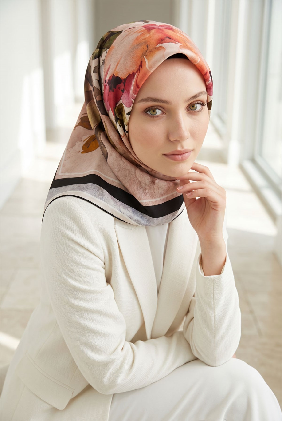 %100 Twill İpek Bahar Çiçekleri Desenli Siyah - Haki Renkli 90x90 Eşarp Dikim Şekli : El Dikişi