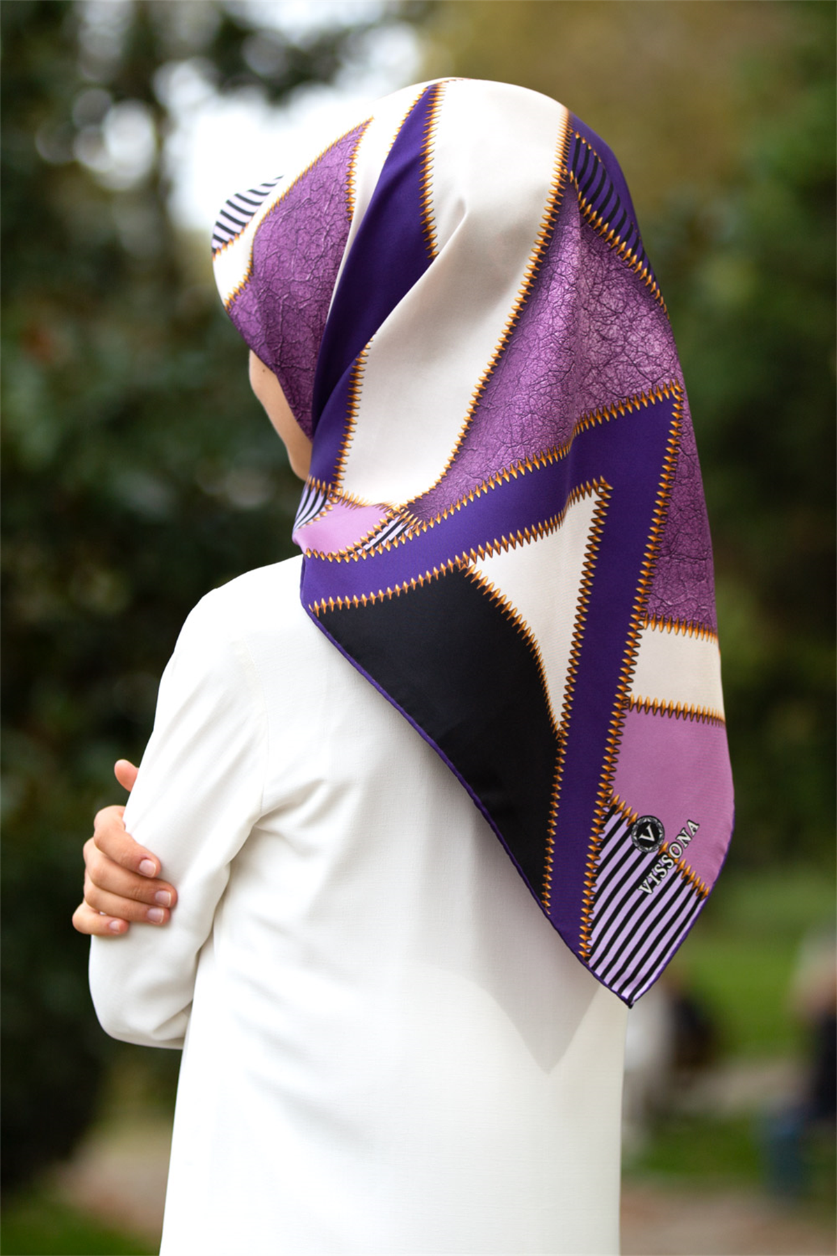 %57 İPEK % 43 VİSKON Twill İpek Geometrik Desenli Mor - Lila Renkli 90x90 Eşarp Dikim Şekli : El Dikişi