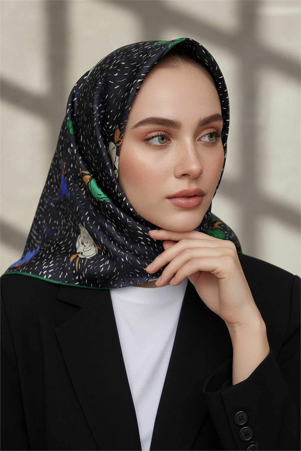 %100 Twill İpek Çıtır Çiçek Desenli Zümrüt Yeşili - Saks Renkli 90x90 Eşarp Dikim Şekli : El Dikişi