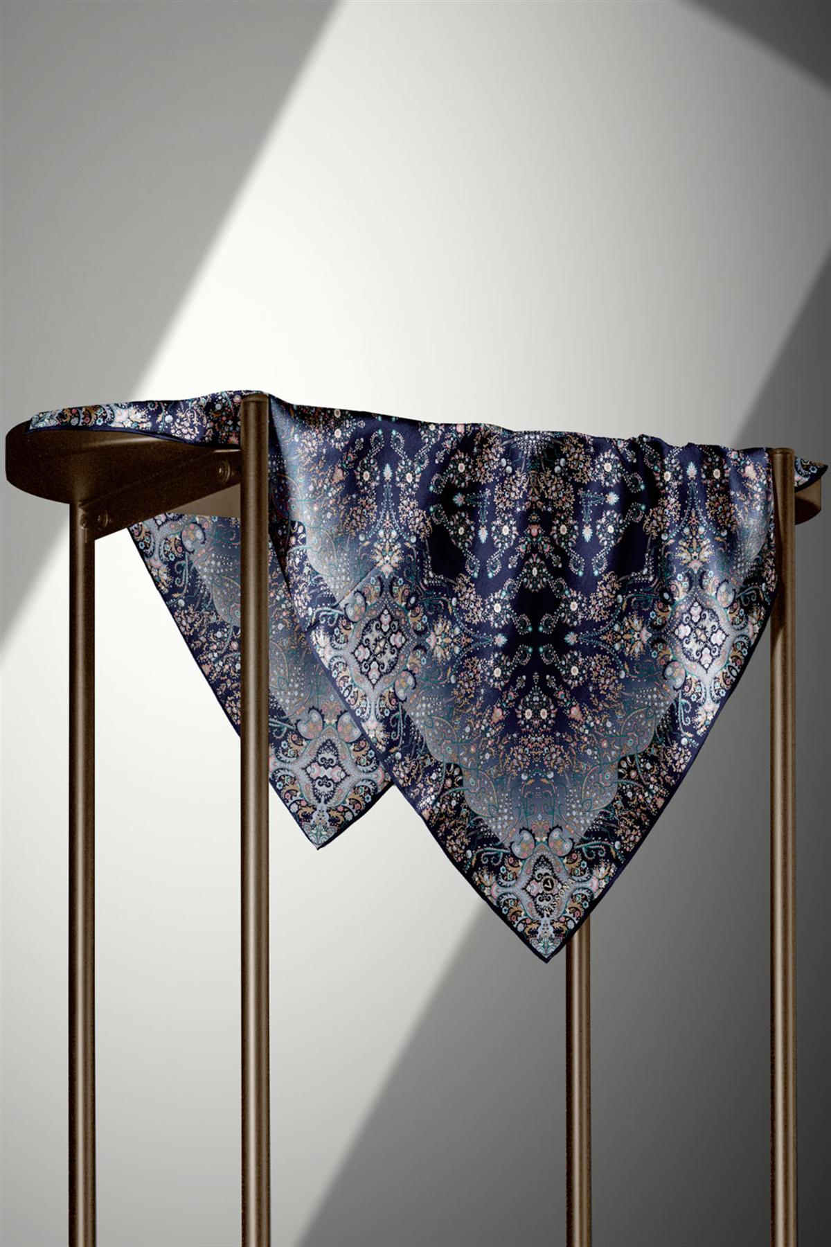 %100 Twill İpek Şal Desenli Lacivert - İndigo Renkli 90x90 Eşarp Dikim Şekli : El Dikişi