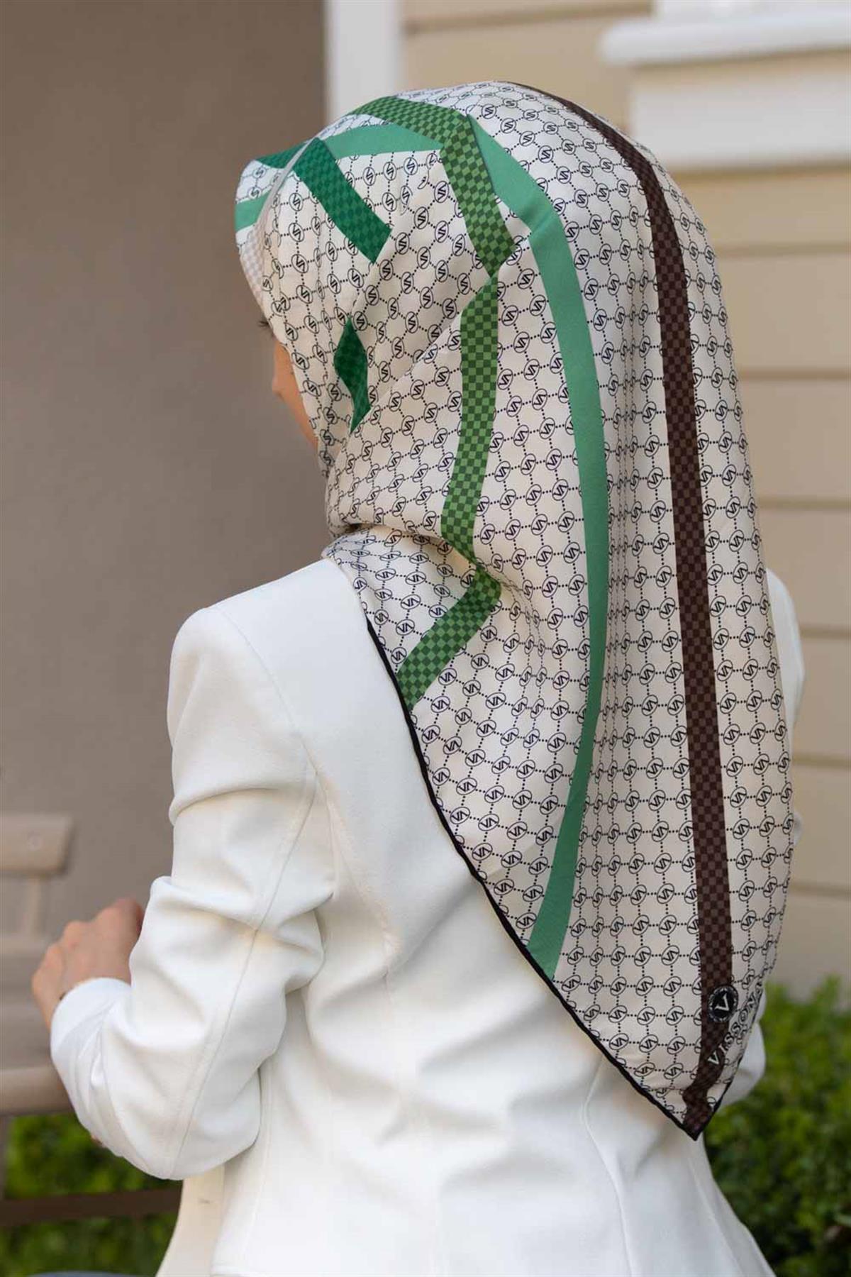 %100 Twill İpek Monogram Ve Şerit Desenli Kahverengi - Zümrüt Yeşili Renkli 90x90 Eşarp Dikim Şekli : El Dikişi