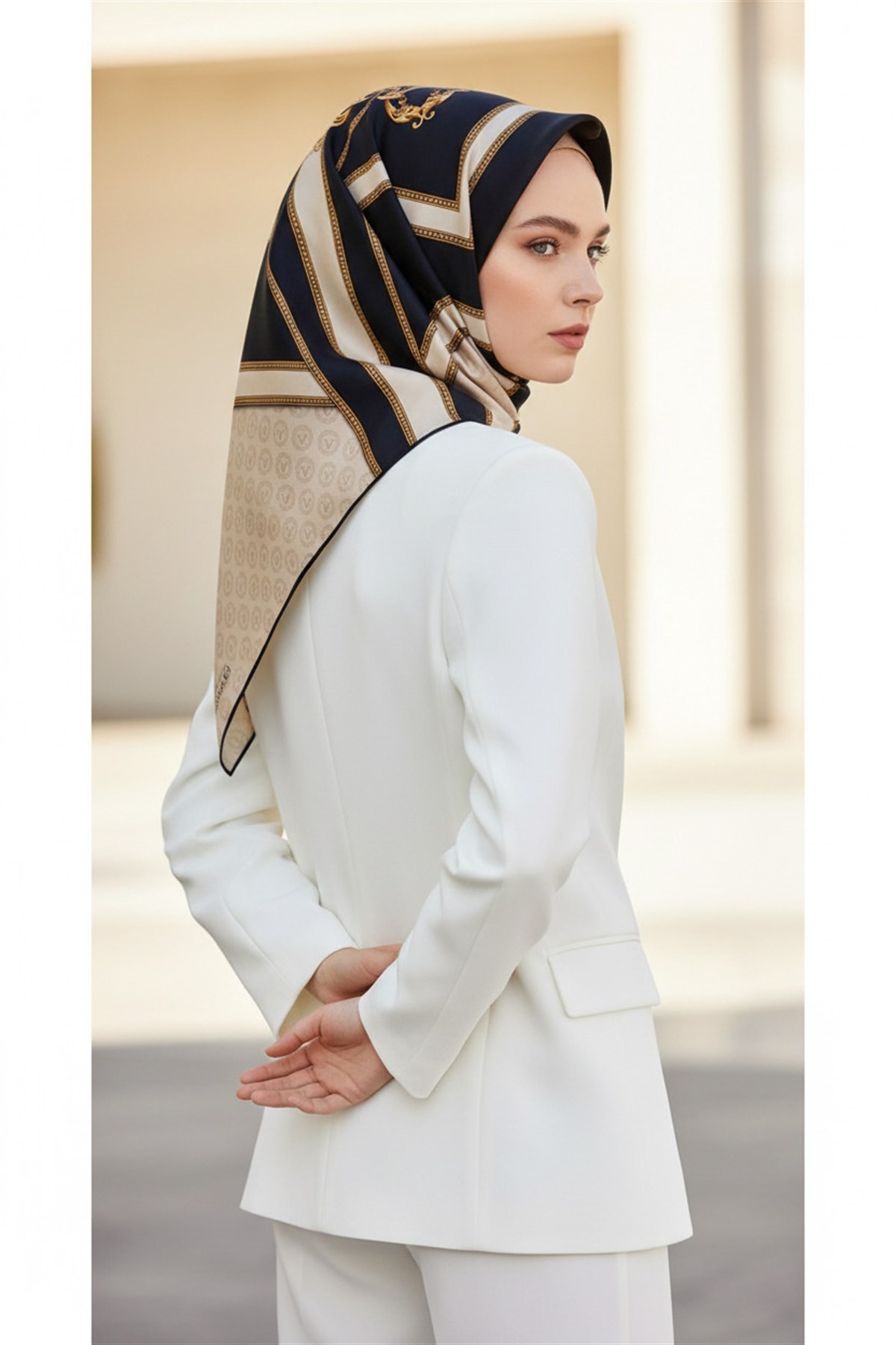%100 Twill İpek Monogram ve Barok Desenli Lacivert - Krem Renkli 90x90 Eşarp Dikim Şekli : El Dikişi