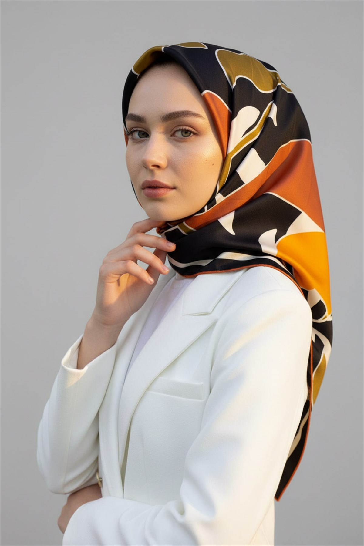 %100 Twill İpek Yaprak Desenli Turuncu - Zümrüt Yeşili Renkli 90x90 Eşarp Dikim Şekli : El Dikişi