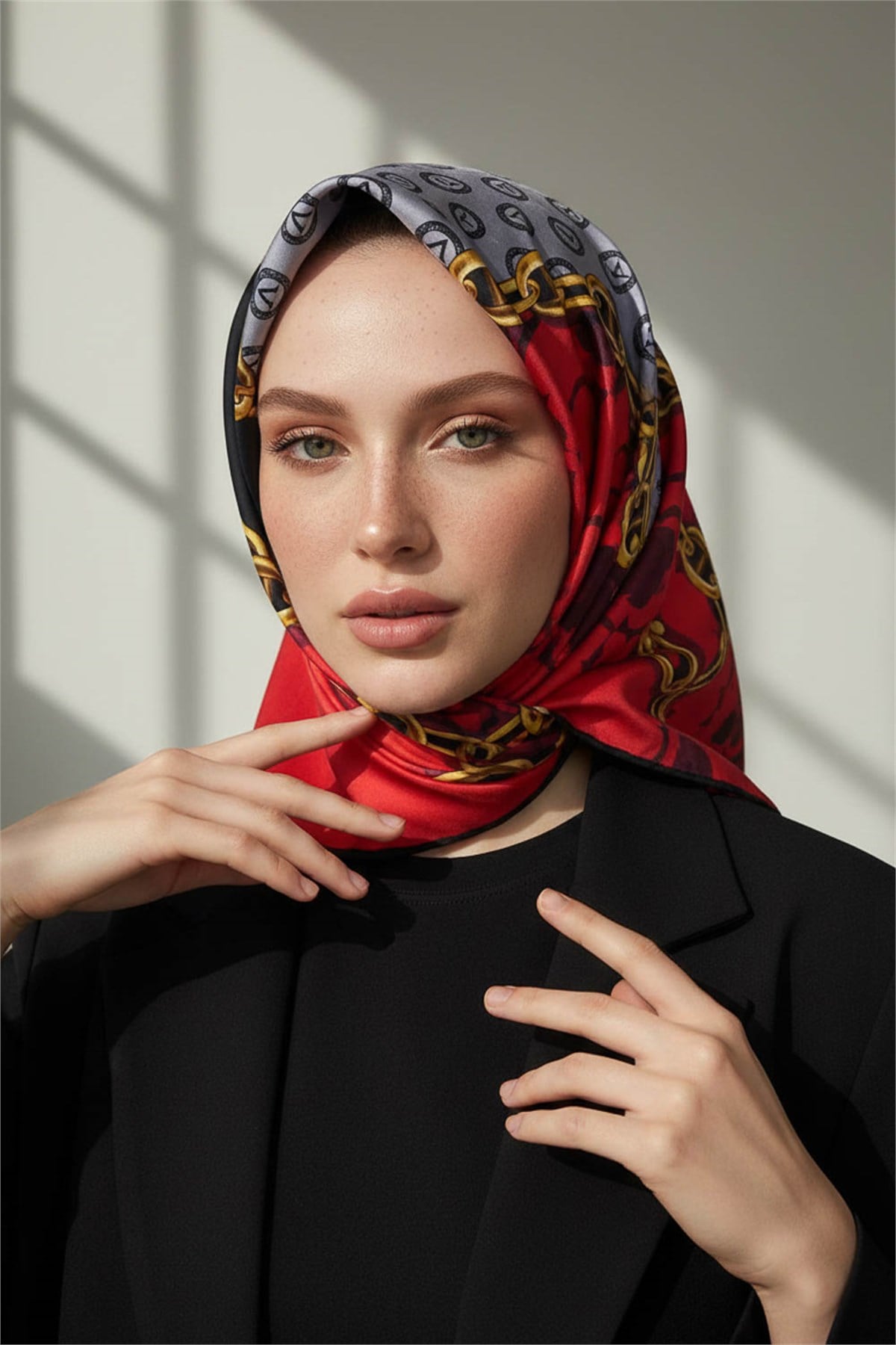 %100 Twill İpek Monogram Ve Zincir Desenli Kırmızı - Gri Renkli 90x90 Eşarp Dikim Şekli : El Dikişi