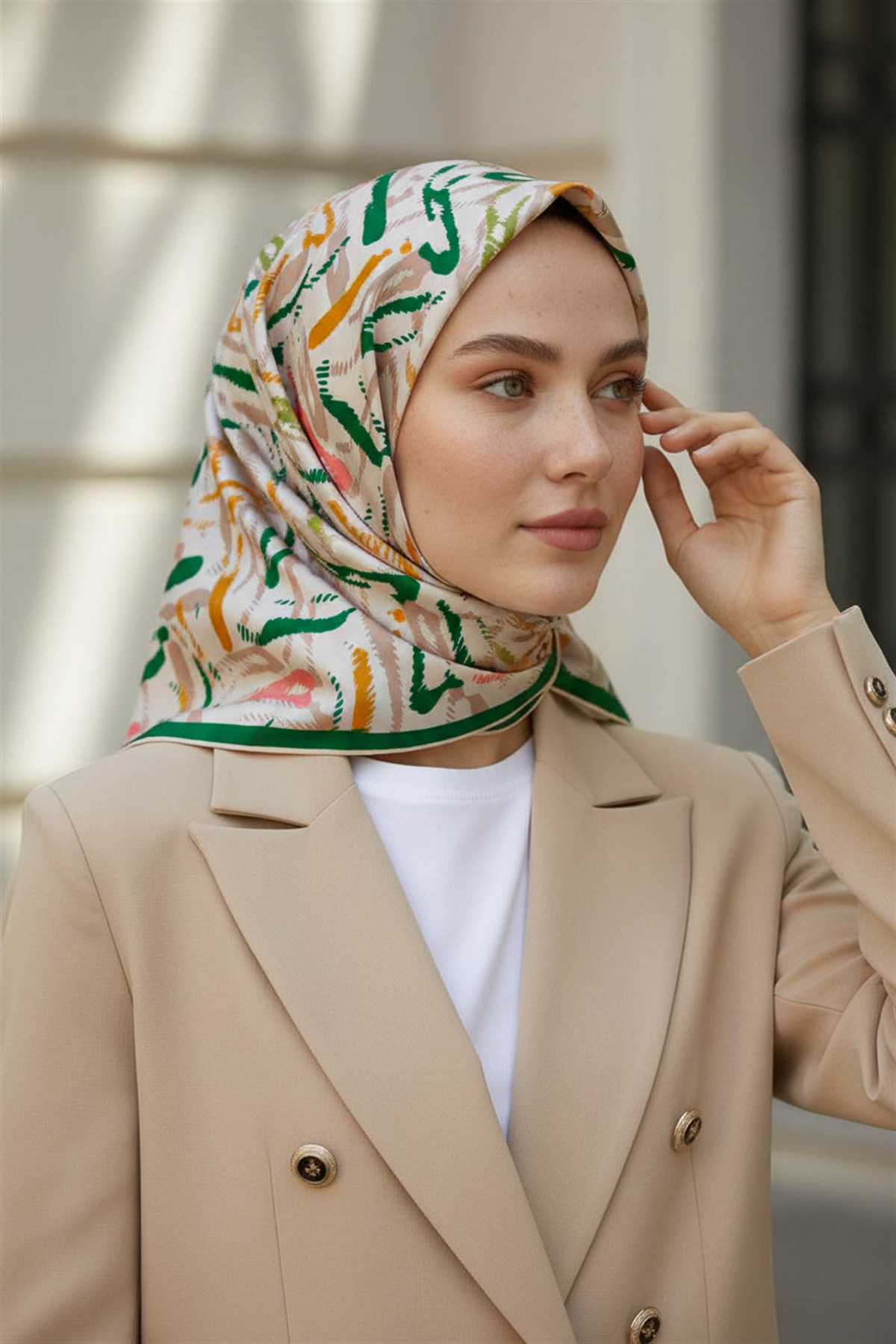 %100 Twill İpek Geometrik Desenli Benetton Yeşili - Sarı Renkli 90x90 Eşarp Dikim Şekli : El Dikişi